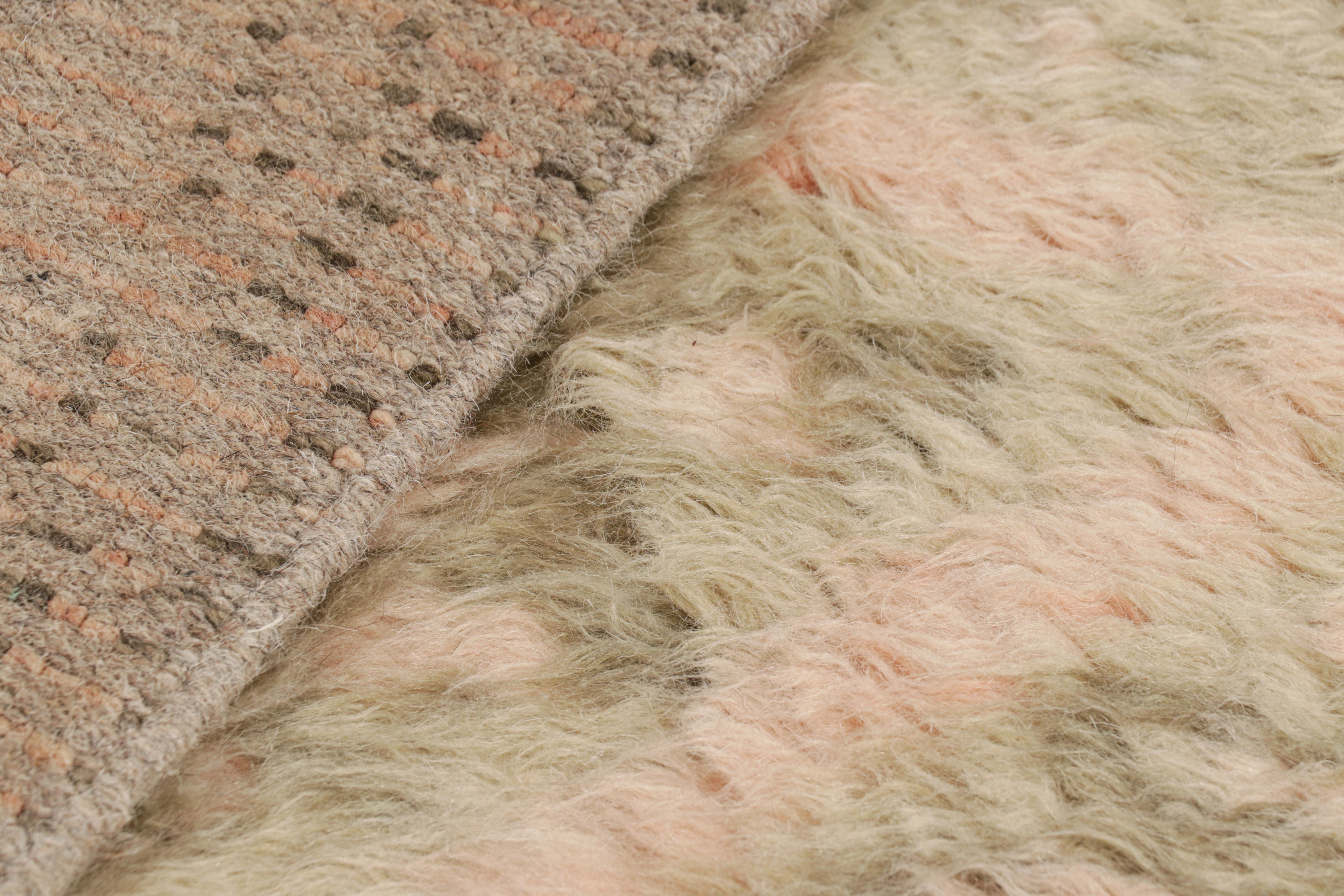 XXI secolo e contemporaneo Tappeto in stile marocchino Rug & Kilim con motivi geometrici verdi e rosa in vendita