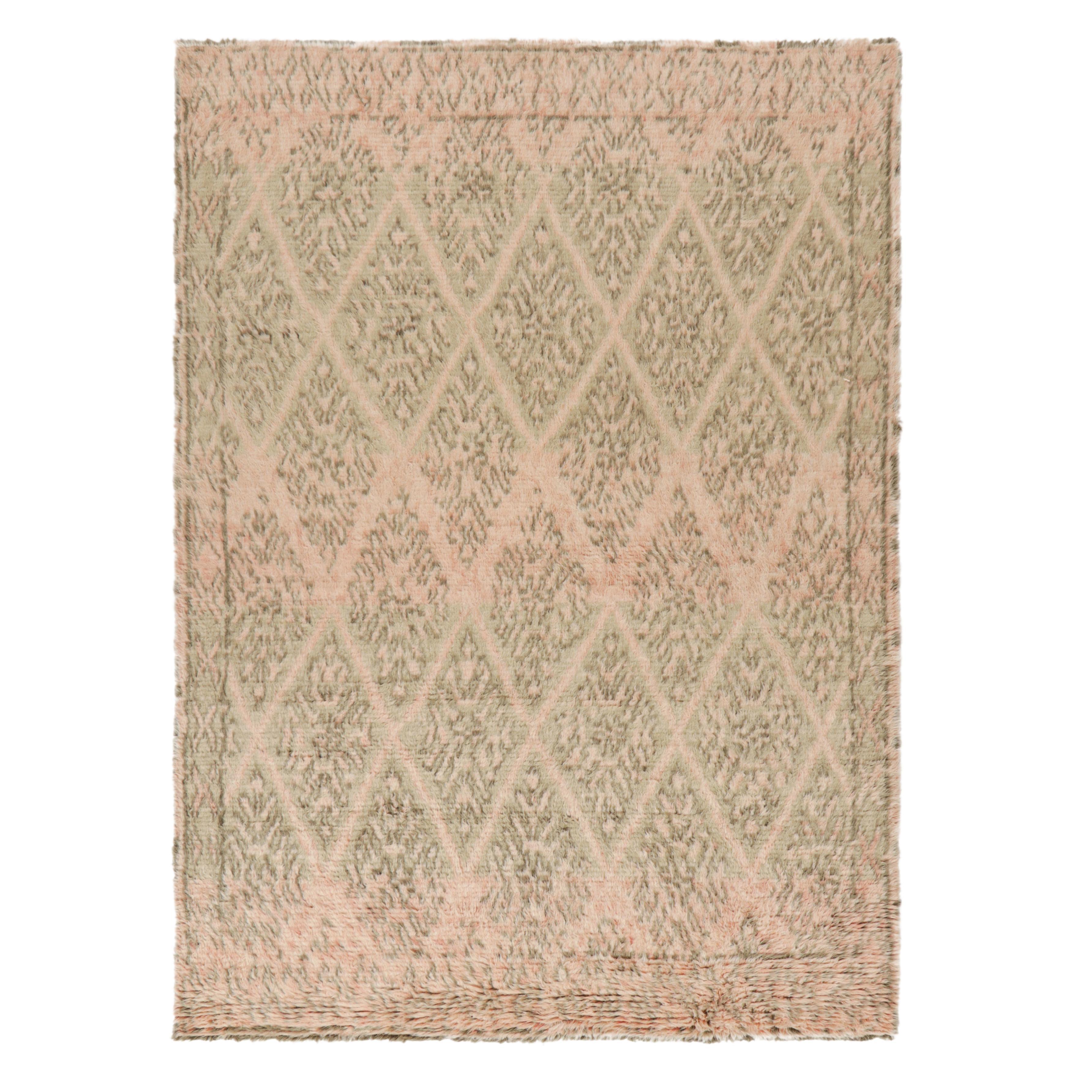 Tappeto in stile marocchino Rug & Kilim con motivi geometrici verdi e rosa in vendita