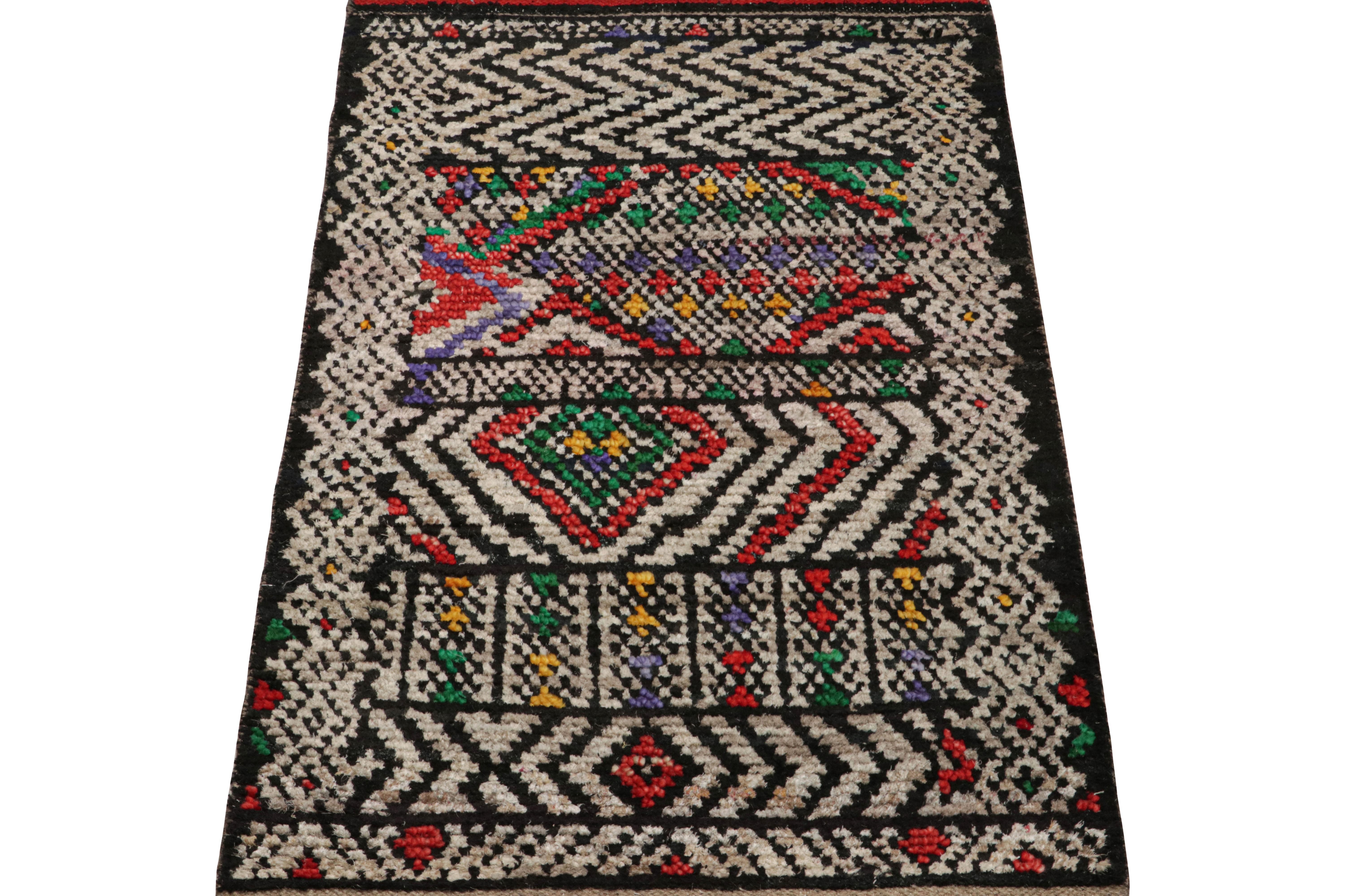 Dieser aus Wolle und Seide handgeknüpfte marokkanische Teppich (2x3) weist geometrische Muster auf, die von den primitiven Webtraditionen der Berber inspiriert sind, sowie eine gerippte Textur, die an die Sensibilität der Boucherouite erinnert.