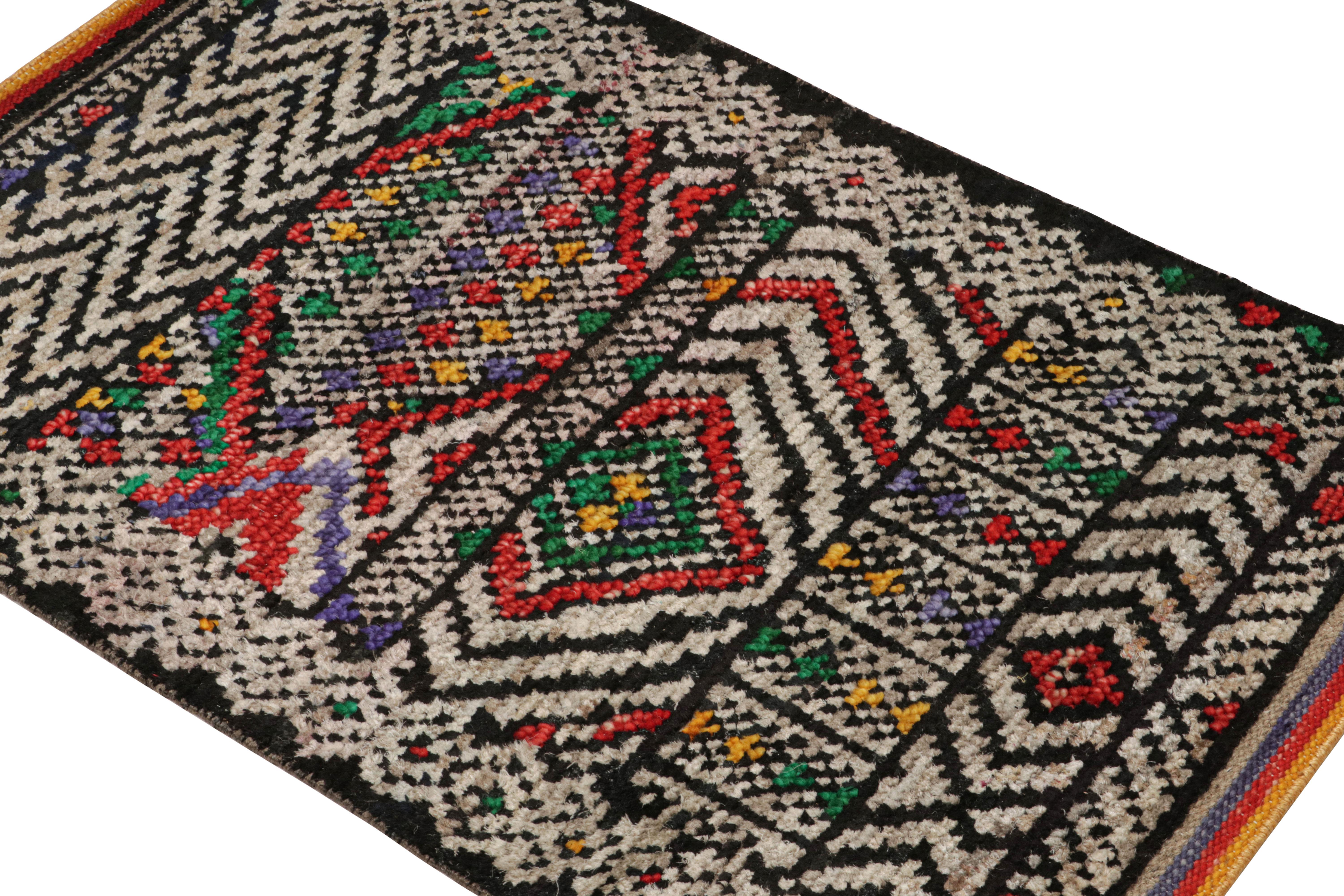 Moderno Tappeto in stile marocchino Rug & Kilim con motivi geometrici policromatici in vendita