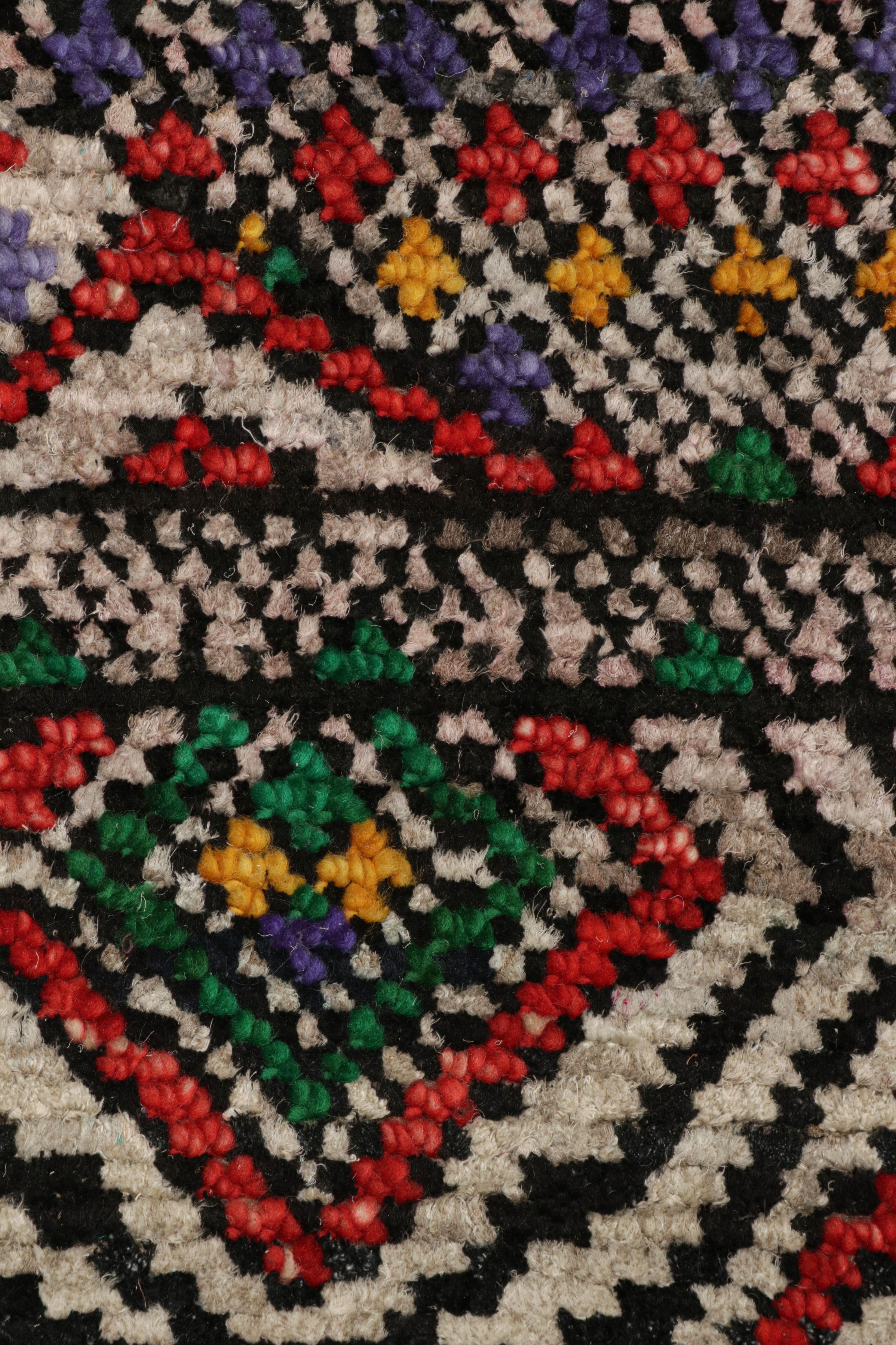 Rug & Kilim's Teppich im marokkanischen Stil mit polychromen geometrischen Mustern (Indisch) im Angebot