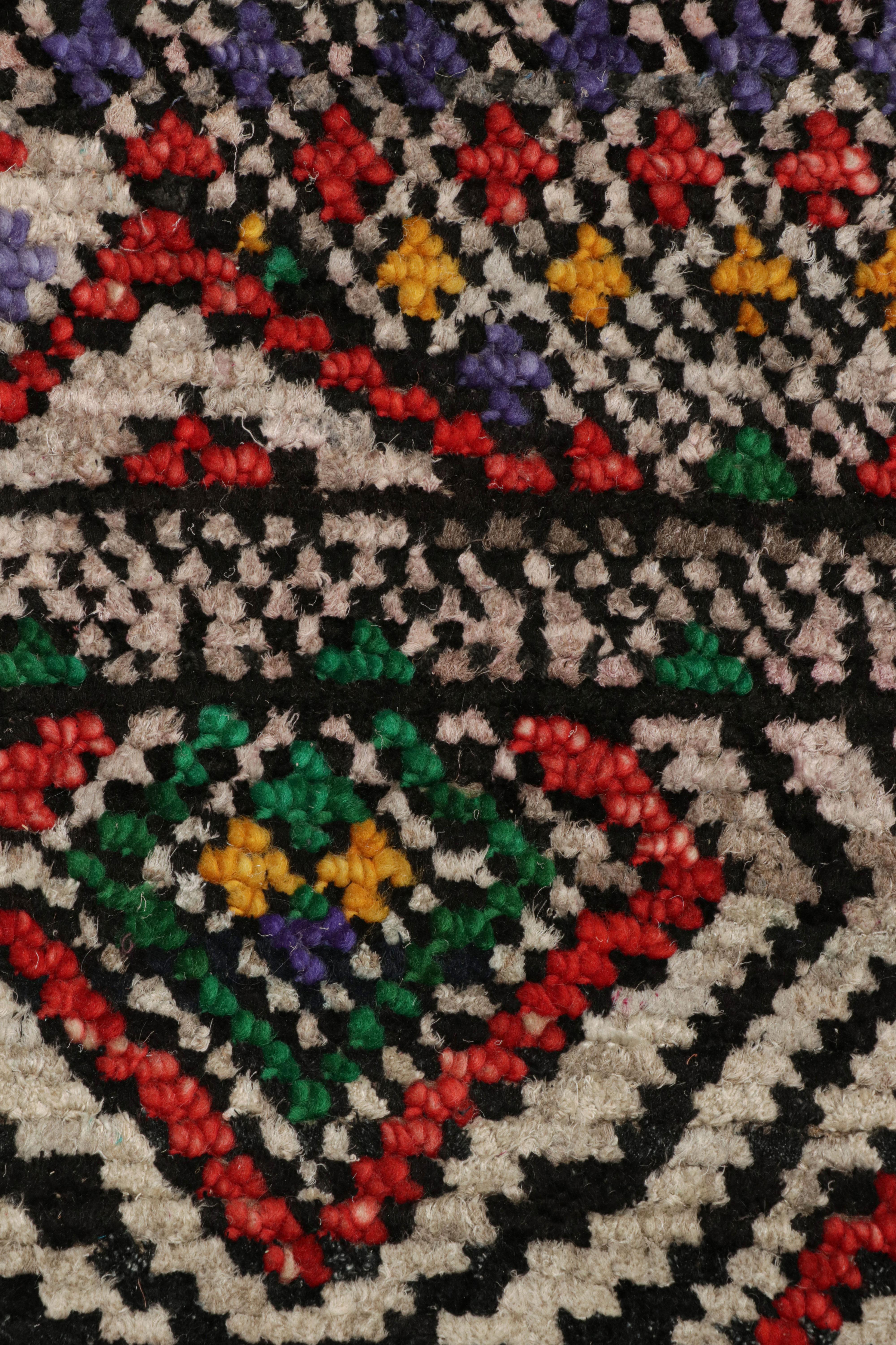 Indiano Tappeto in stile marocchino Rug & Kilim con motivi geometrici policromatici in vendita