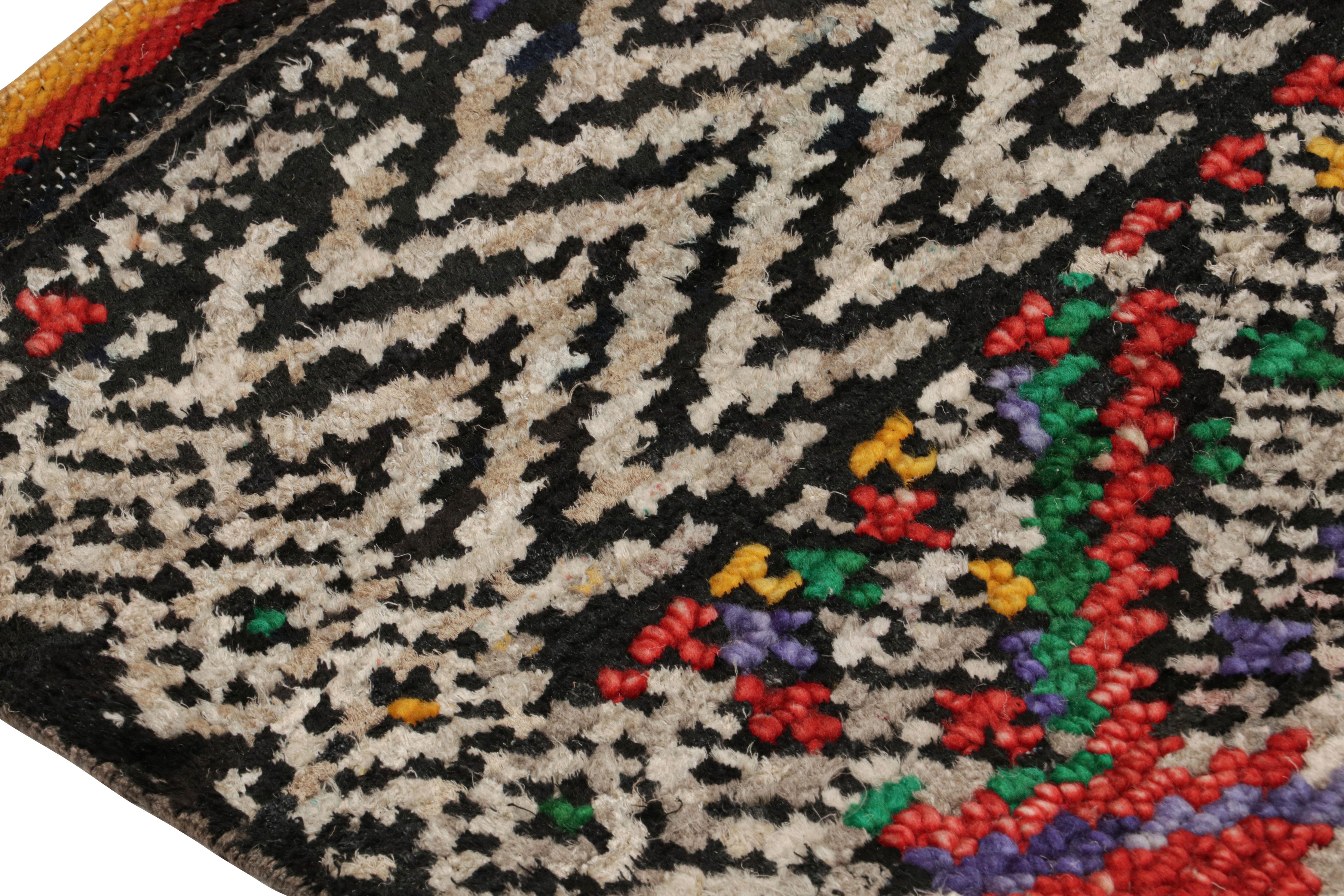 Annodato a mano Tappeto in stile marocchino Rug & Kilim con motivi geometrici policromatici in vendita