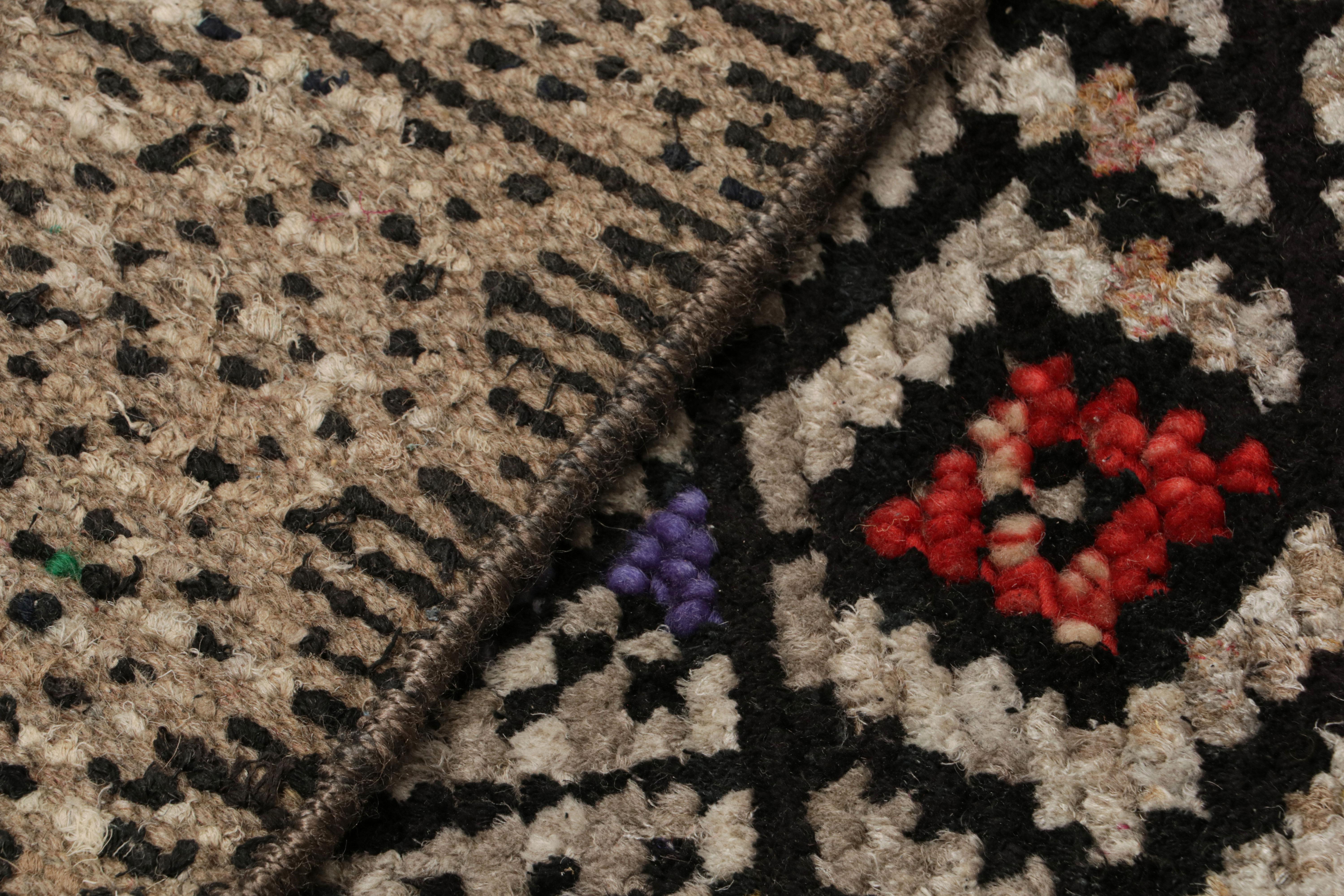 XXI secolo e contemporaneo Tappeto in stile marocchino Rug & Kilim con motivi geometrici policromatici in vendita