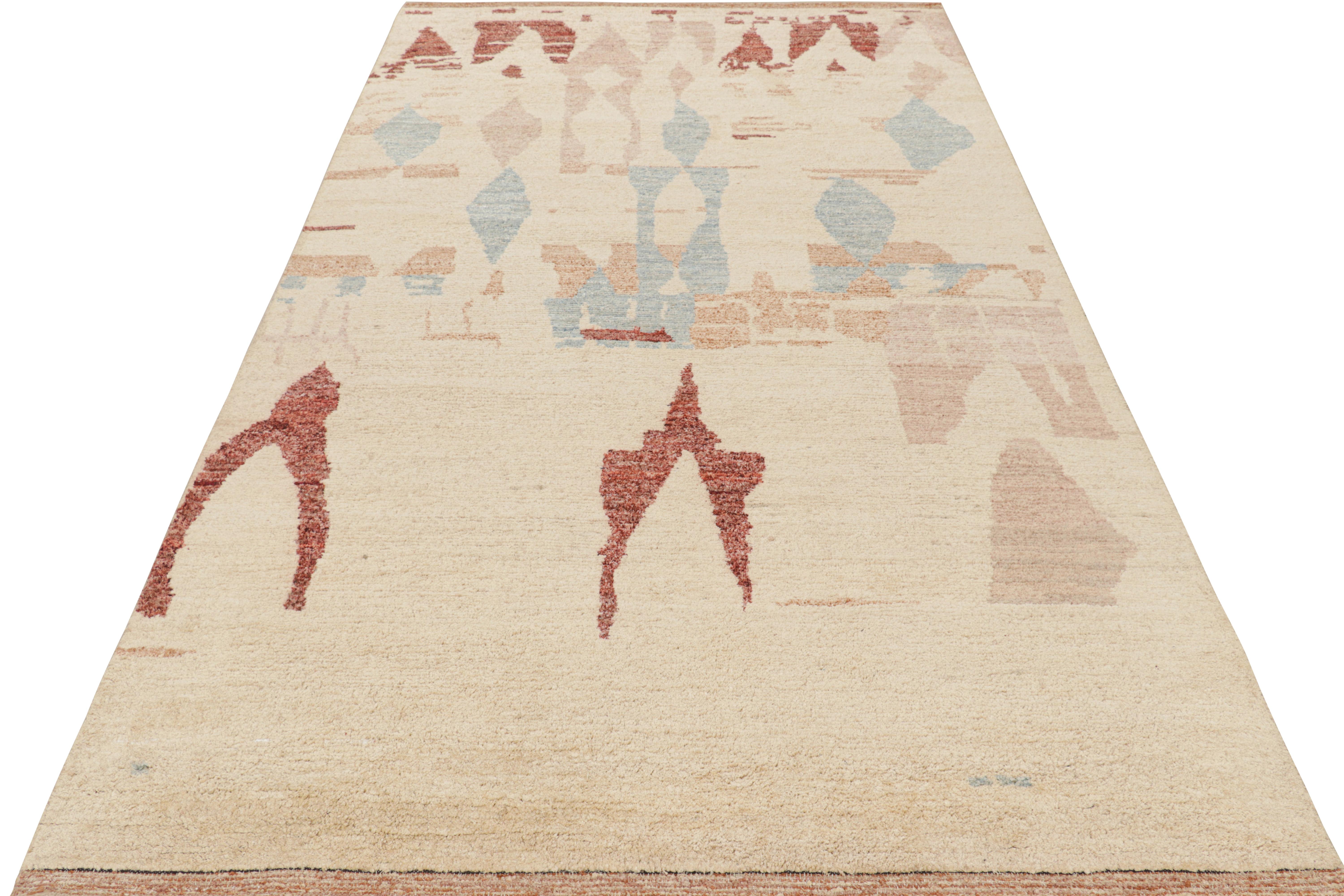 Annodato a mano Tappeto in stile marocchino Rug & Kilim con motivo geometrico astratto rosso blu e rosa in vendita