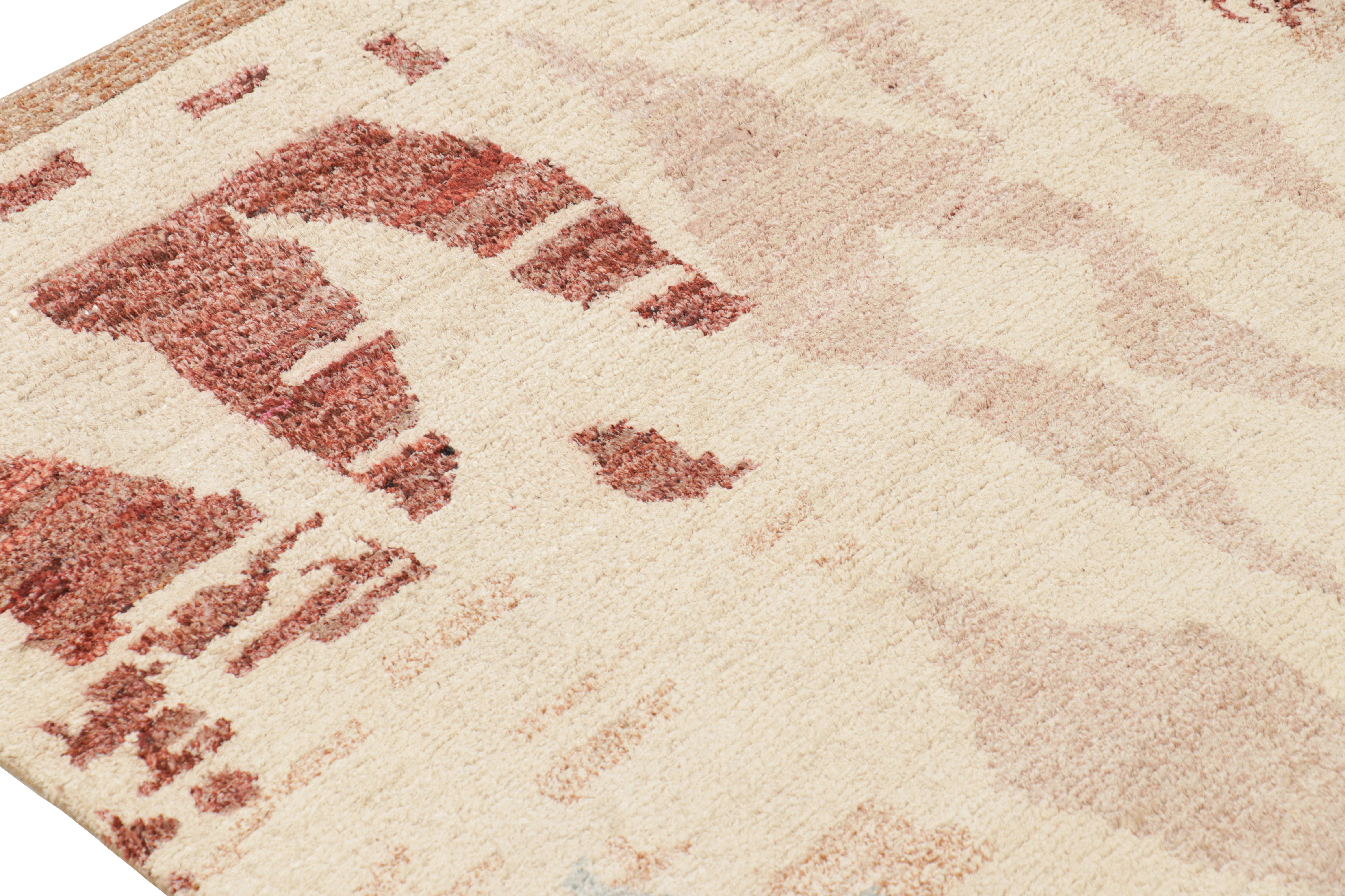 Tappeto in stile marocchino Rug & Kilim con motivo geometrico astratto rosso blu e rosa In condizioni Nuovo in vendita a Long Island City, NY