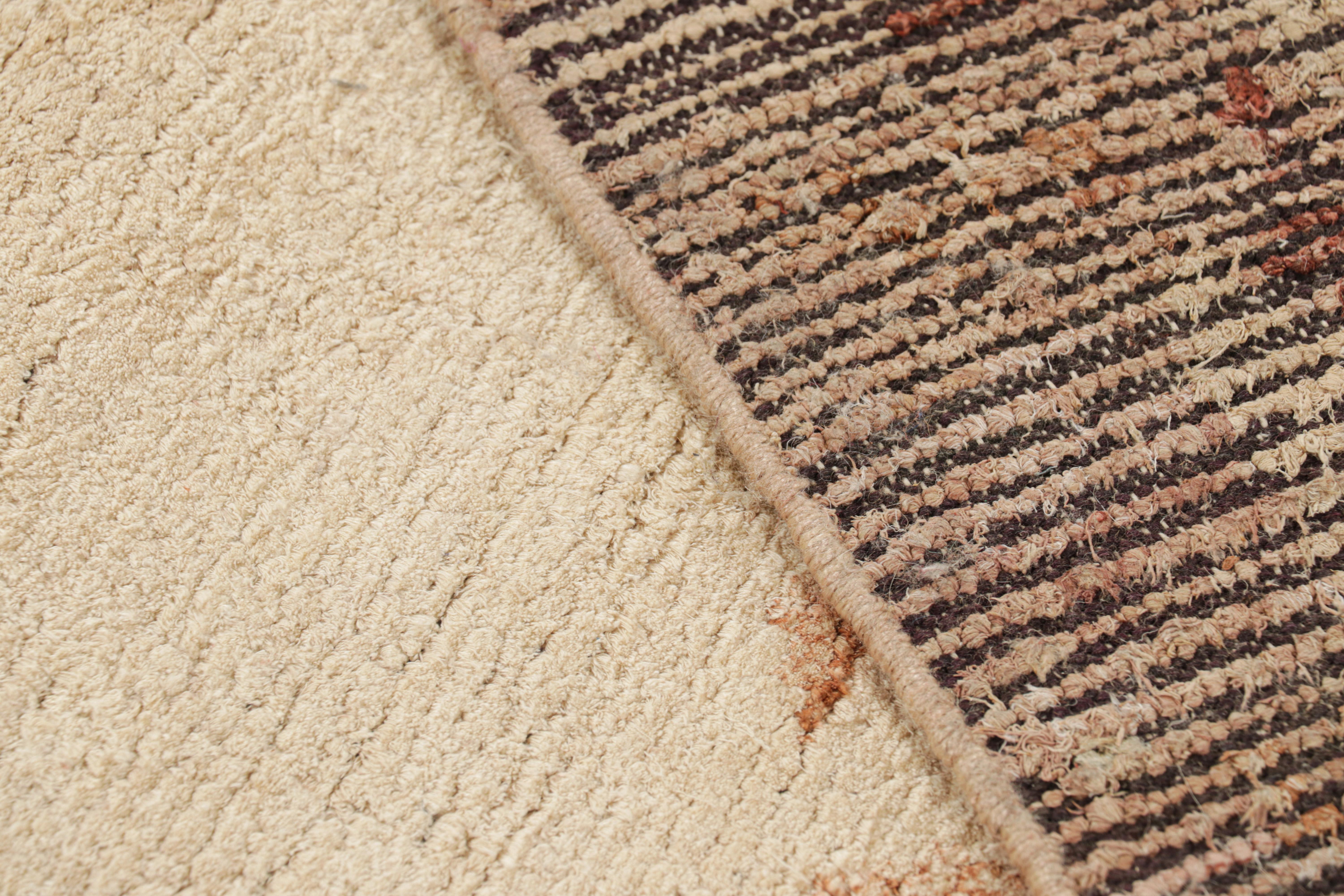 XXI secolo e contemporaneo Tappeto in stile marocchino Rug & Kilim con motivo geometrico astratto rosso blu e rosa in vendita