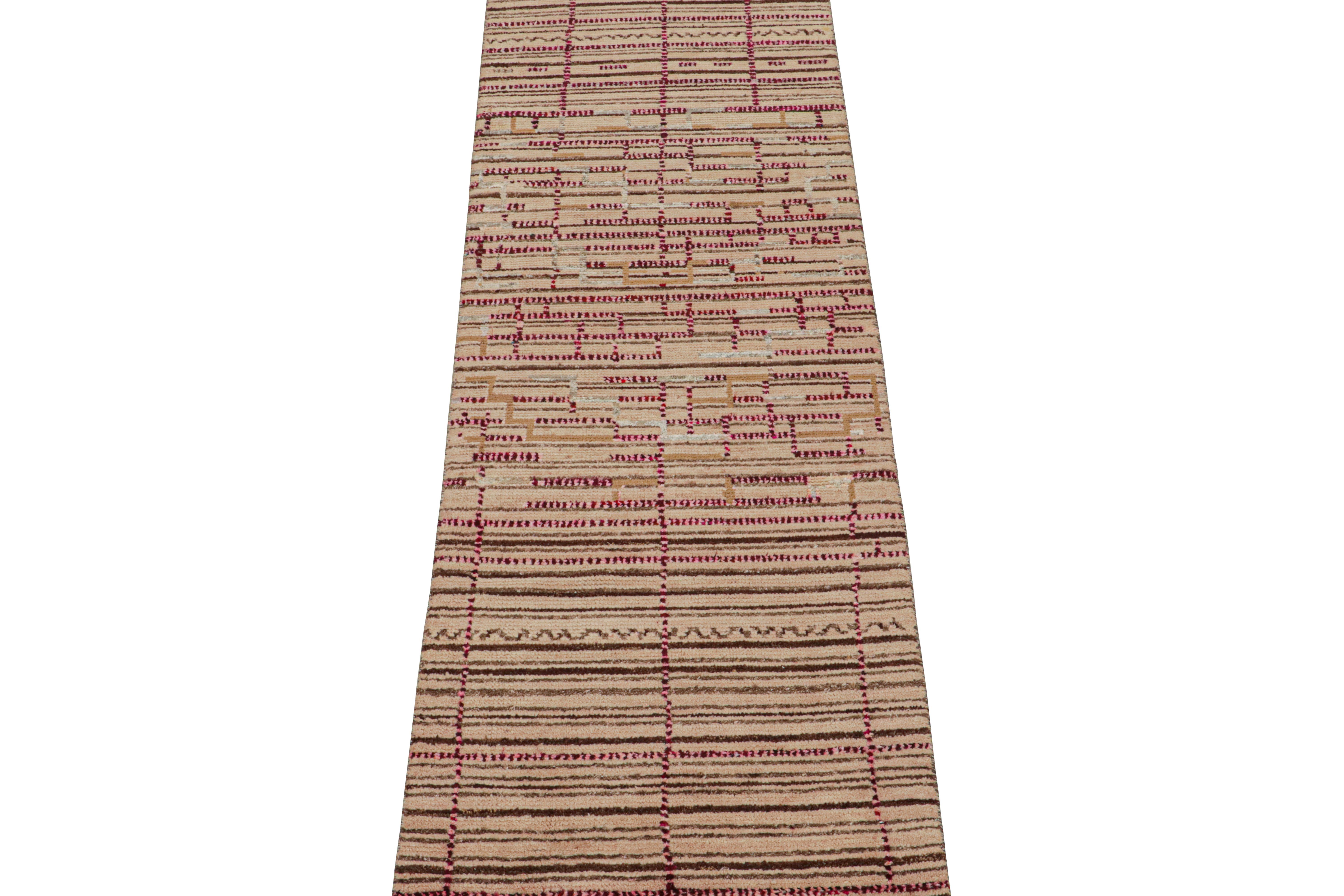 Ce chemin de table 3x10 est un nouvel ajout à la collection de tapis marocains de Rug & Kilim. Noué à la main en laine et en soie, son design reprend la sensibilité tribale classique dans une nouvelle qualité moderne.

Ce design particulier présente