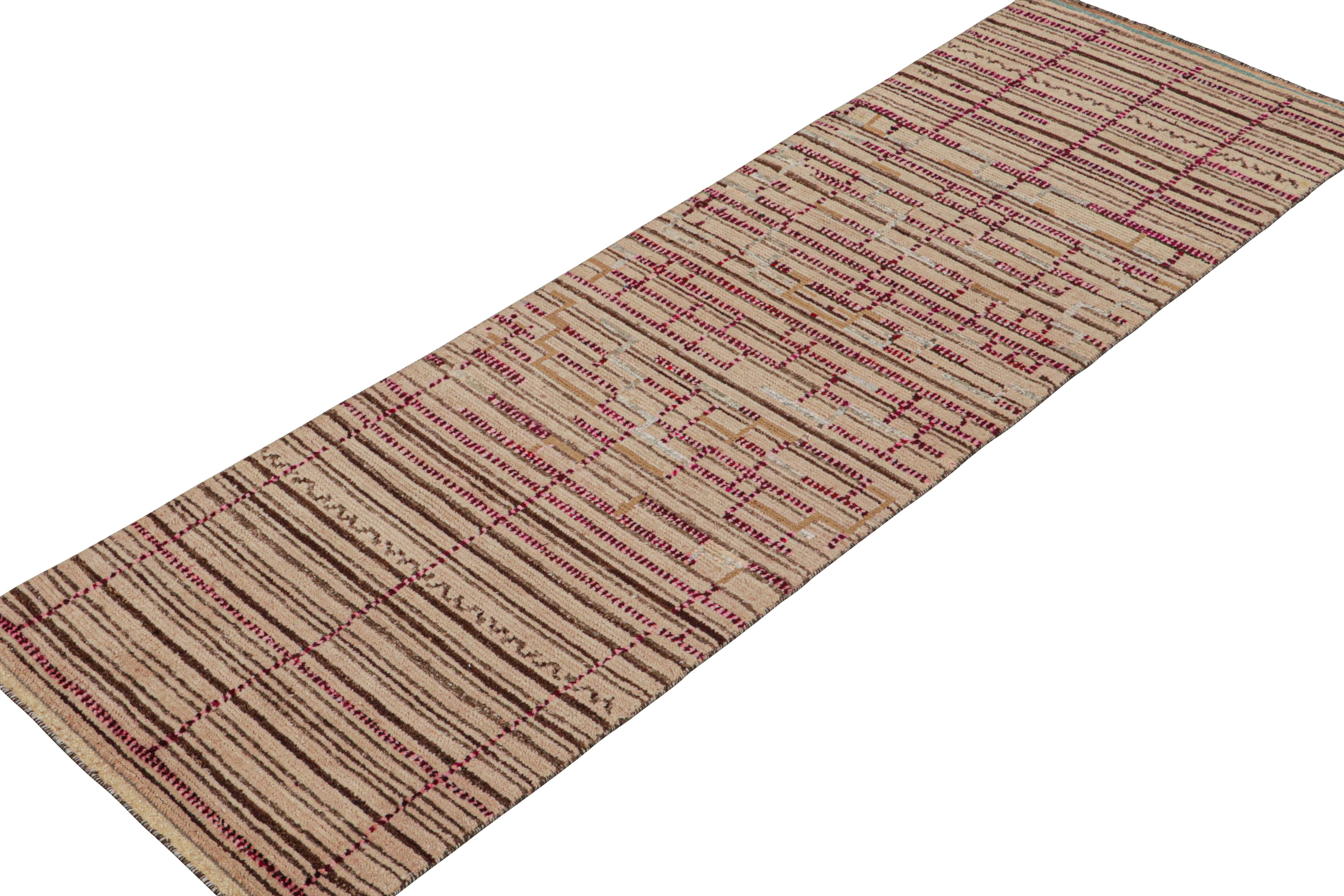 Tribal Tapis & Kilim's Moroccan Style Runner in Beige-Brown and Pink Geometric Patterns (Tapis de course de style marocain aux motifs géométriques beige-brun et rose) en vente