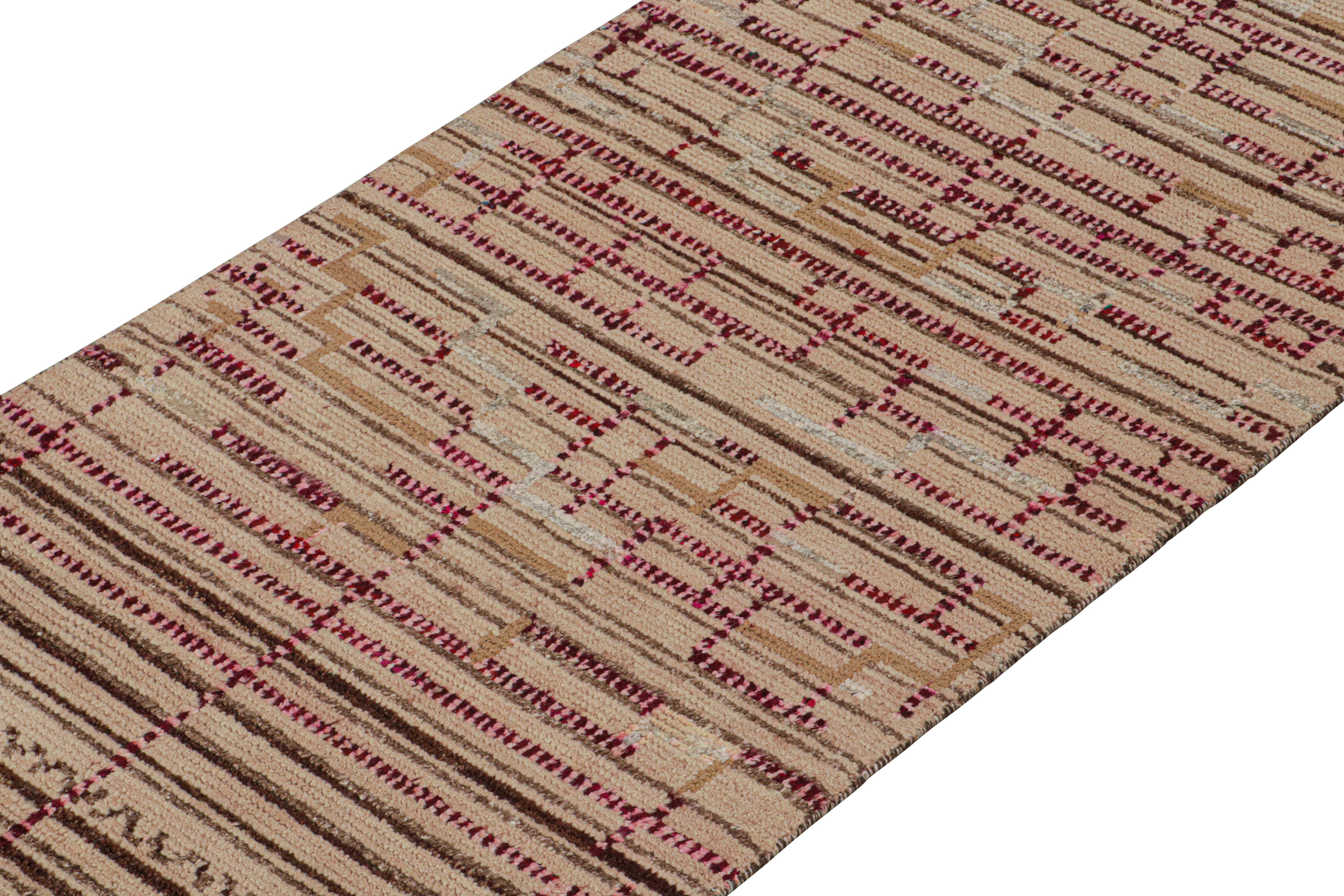Indien Tapis & Kilim's Moroccan Style Runner in Beige-Brown and Pink Geometric Patterns (Tapis de course de style marocain aux motifs géométriques beige-brun et rose) en vente
