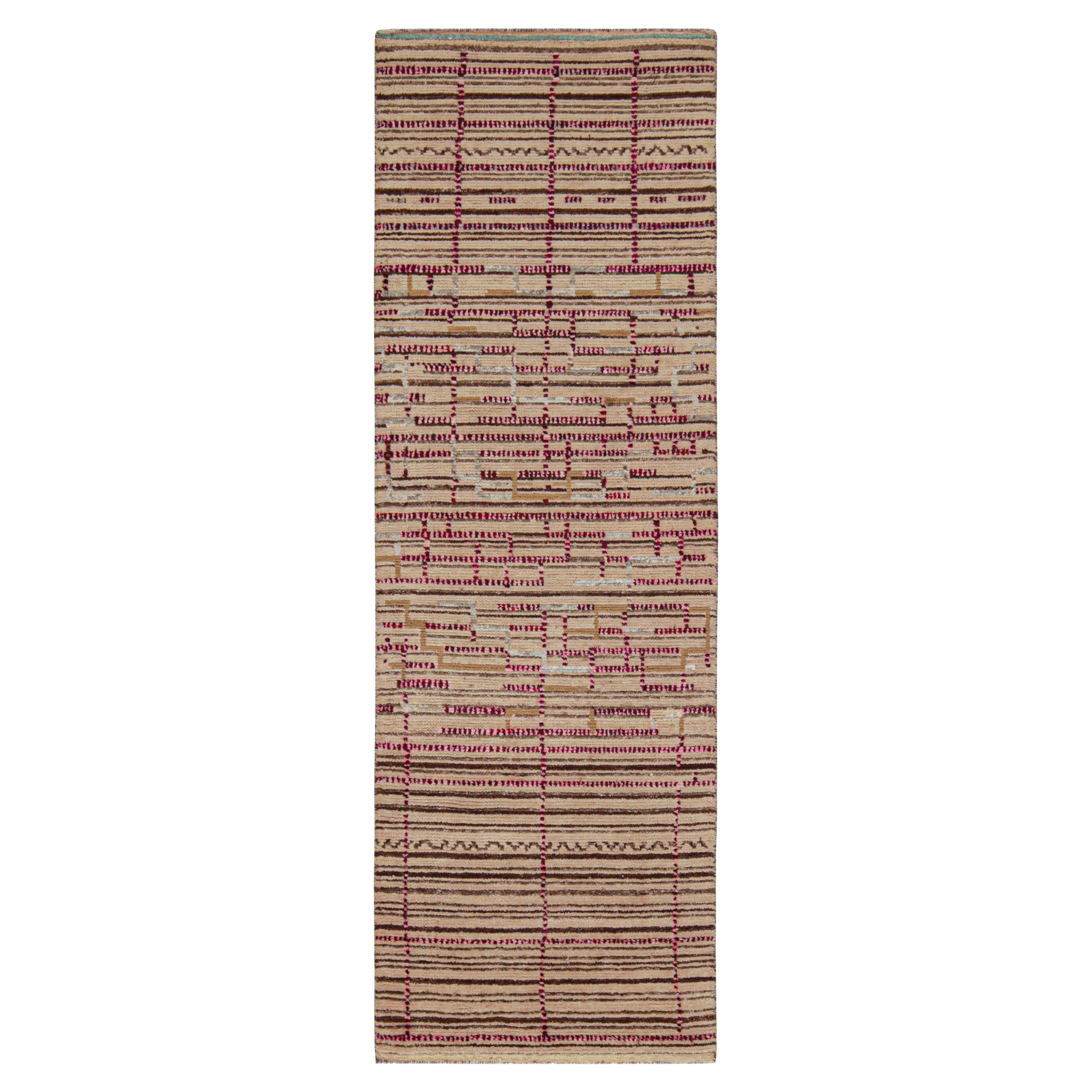 Tapis & Kilim's Moroccan Style Runner in Beige-Brown and Pink Geometric Patterns (Tapis de course de style marocain aux motifs géométriques beige-brun et rose) en vente