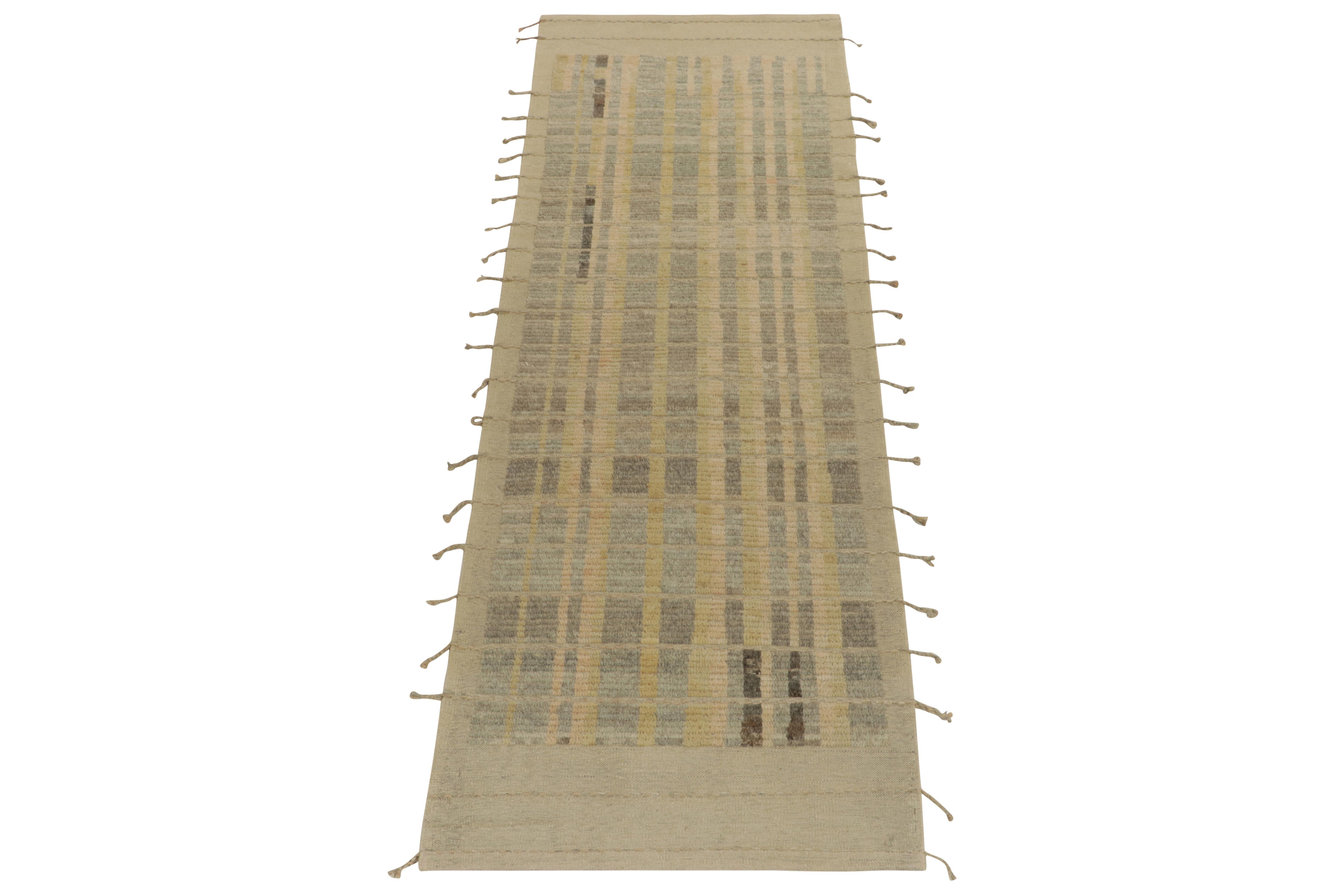Rug & Kilim présente une version innovante du style marocain avec ce chemin de table 3x9 noué à la main. Ce tapis présente une géométrie tribale dans un style moderne, avec des rayures beige-brun, bleu et or qui se terminent par des franges et une