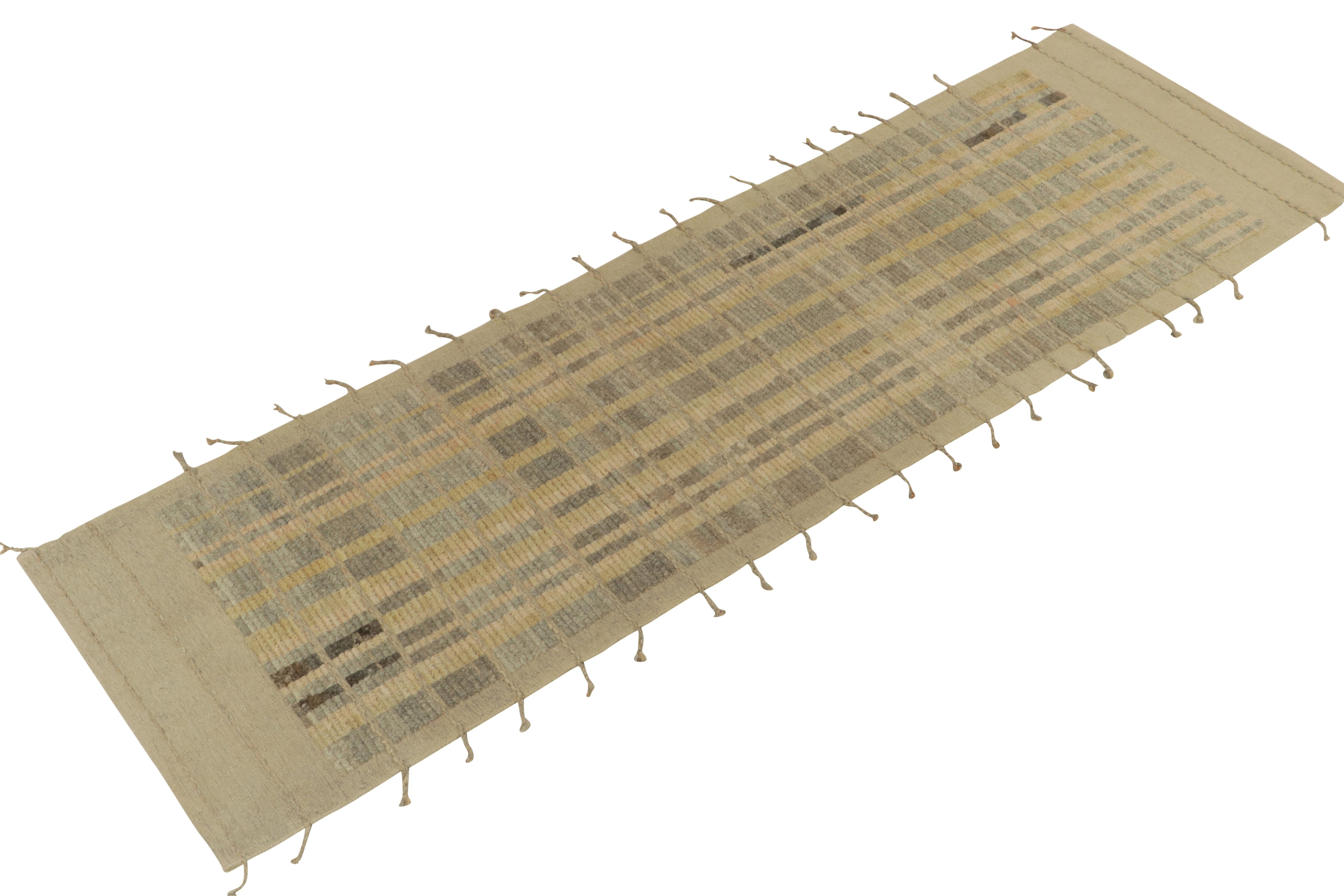 Moderne Tapis & Kilim's Moroccan Style Runner in Beige-Brown Geometric Pattern (tapis de course de style marocain à motif géométrique beige et brun) en vente