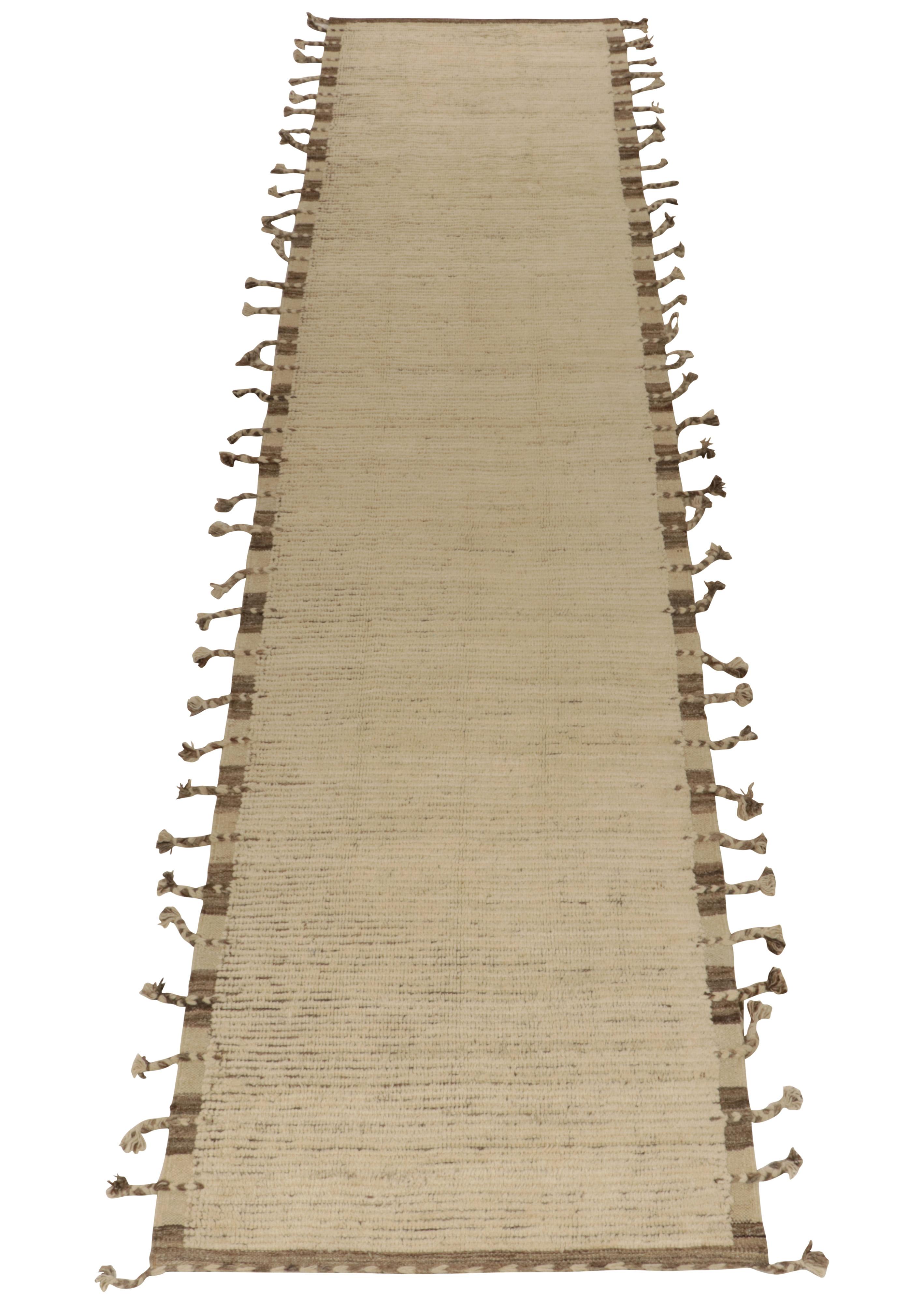Rug & Kilim dévoile un hommage séduisant au style tribal marocain avec cette pièce en laine nouée à la main de 3x14. Le coureur bénéficie d'un attrait confortable en hauteur dans des tons beige-marron indulgents qui se terminent par des franges sur