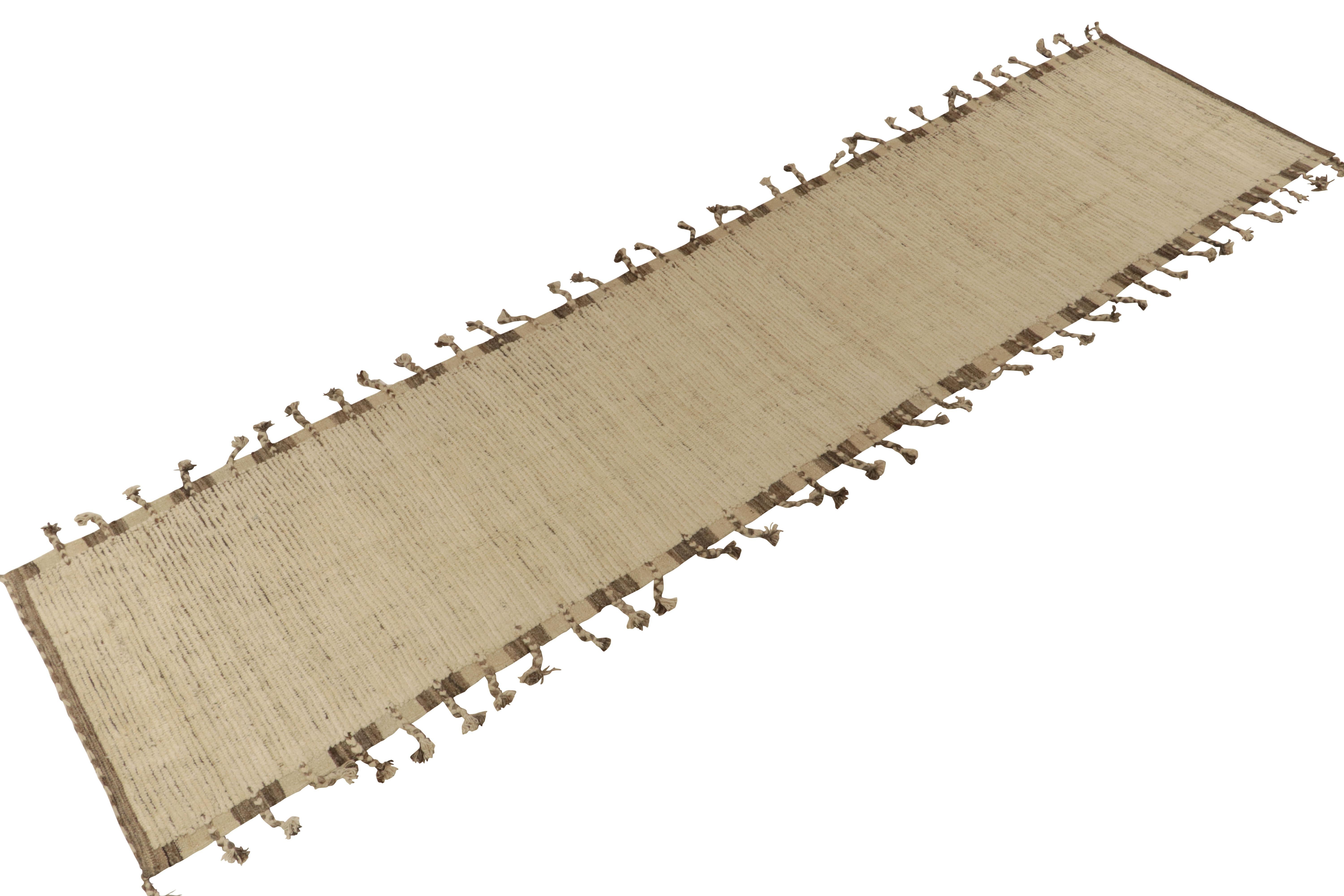 Moderne Tapis & Kilim's Moroccan Style Runner in Beige, Brown Plain Textural Pattern en vente