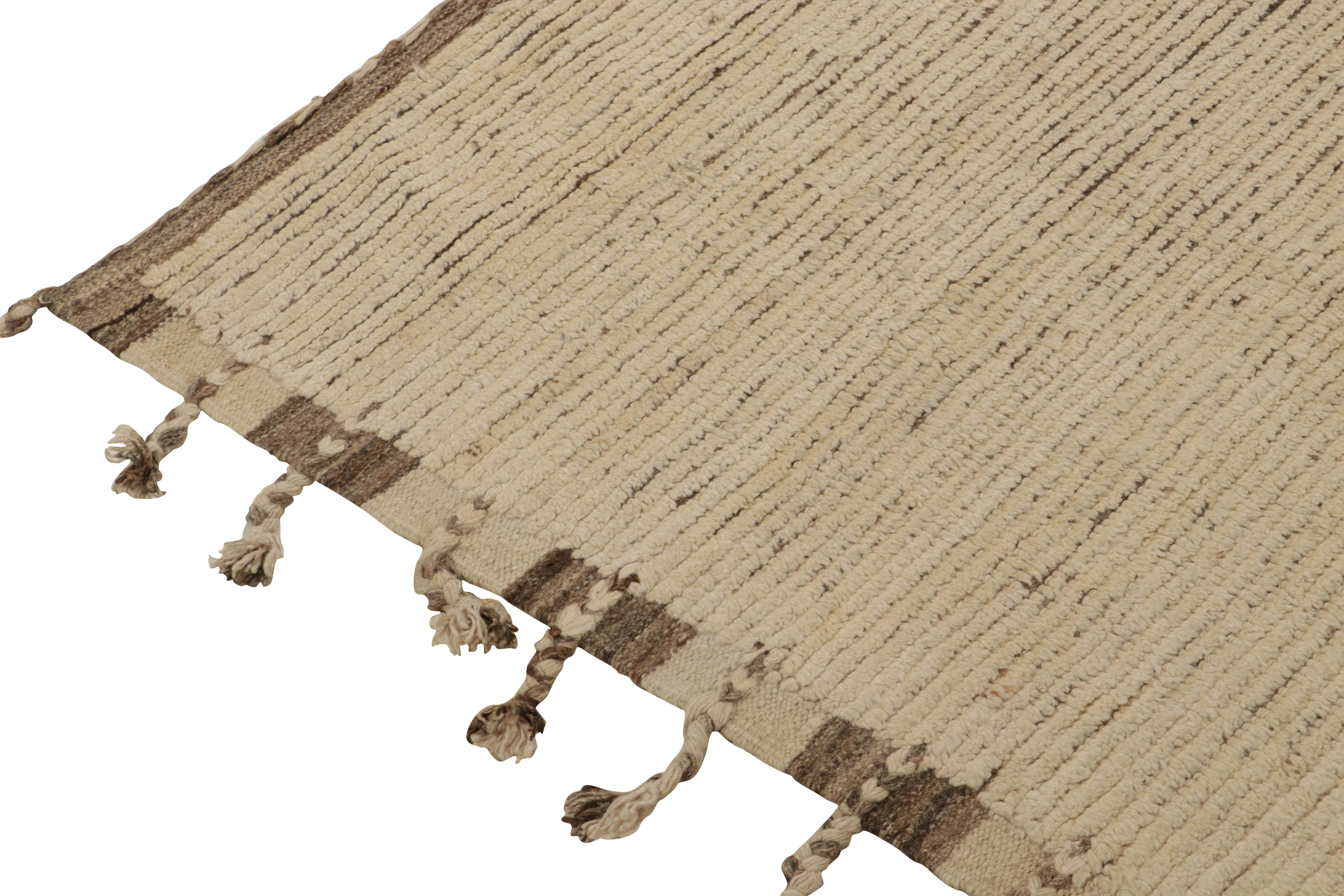 Noué à la main Tapis & Kilim's Moroccan Style Runner in Beige, Brown Plain Textural Pattern en vente