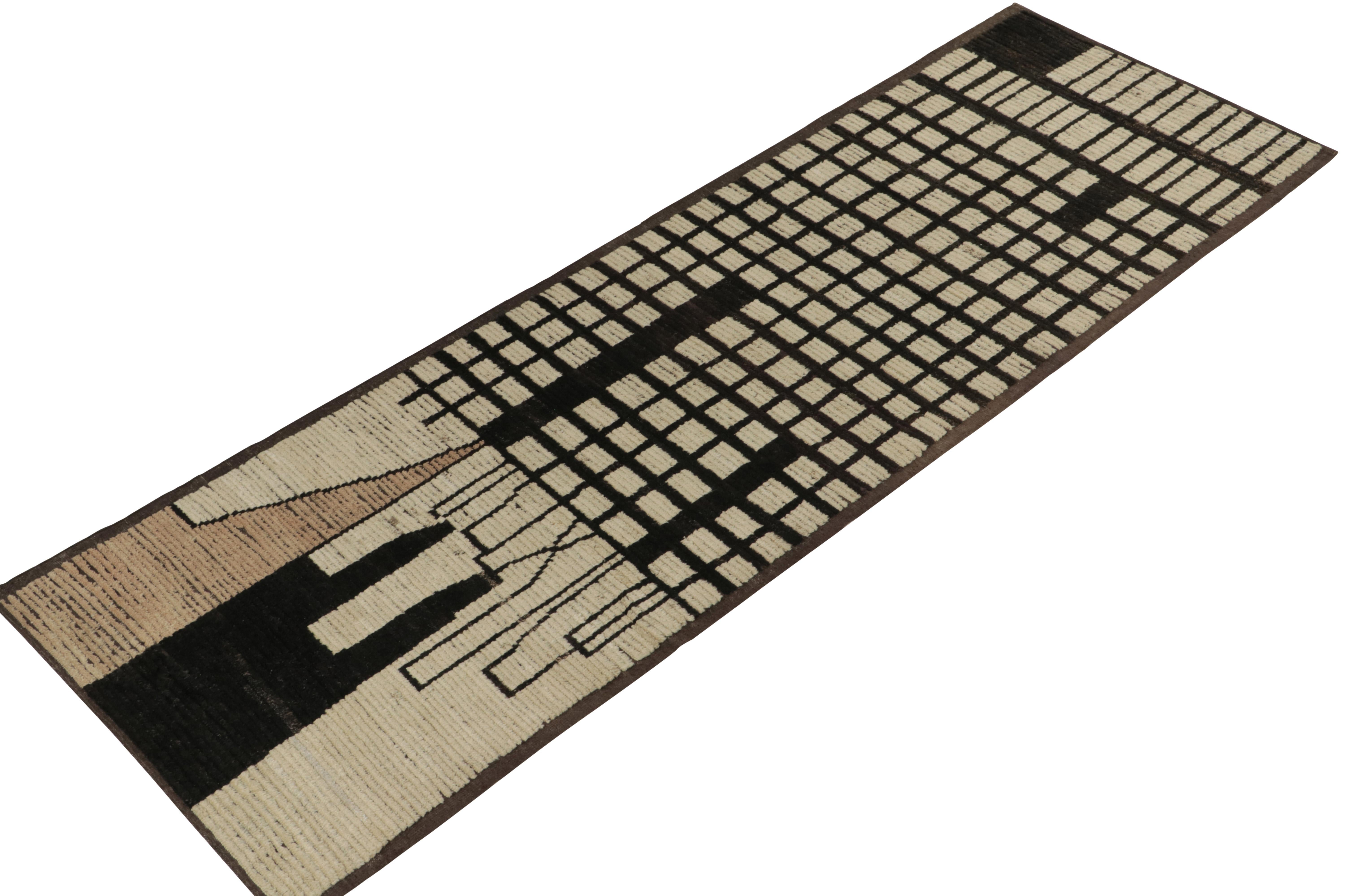 Rug & Kilim's Marokkanischer Läufer in Beige, Weiß & Schwarz Geometrisches Muster (Moderne) im Angebot
