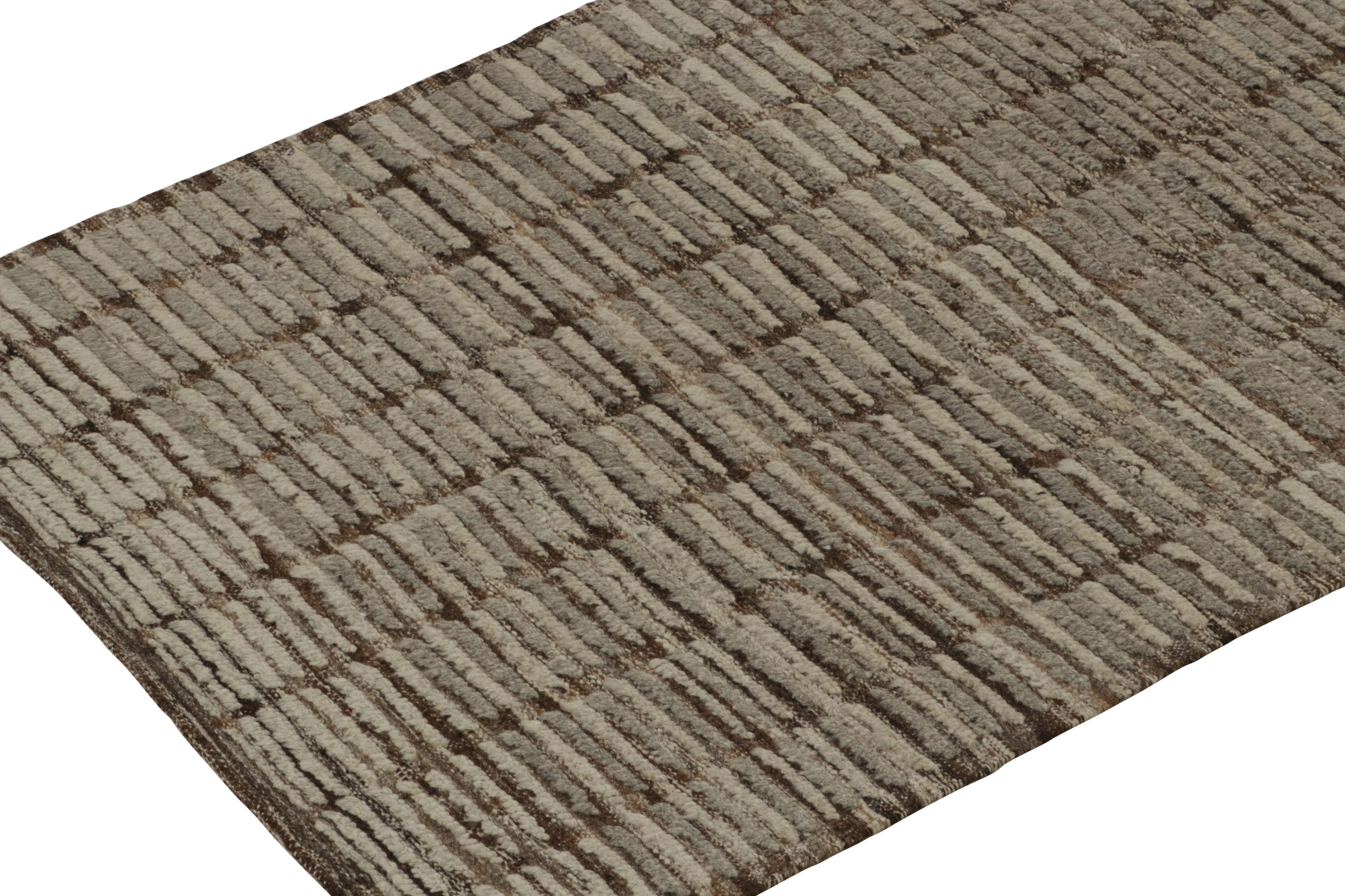 Afghan Tapis & Kilim's Moroccan Style Runner in Brown & Gray High-Low Striations (Tapis de course de style marocain à rayures marron et grises) en vente