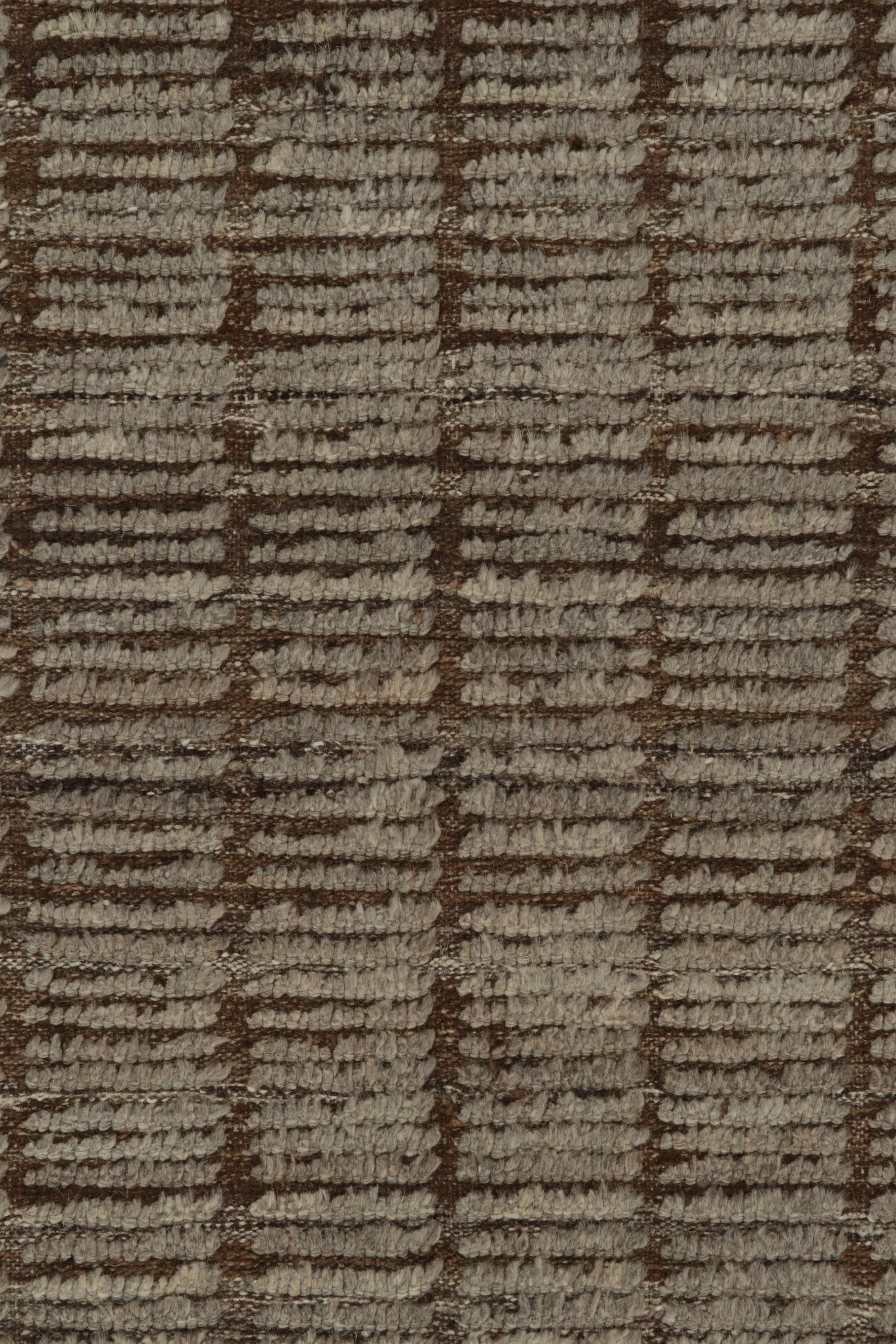 Noué à la main Tapis & Kilim's Moroccan Style Runner in Brown & Gray High-Low Striations (Tapis de course de style marocain à rayures marron et grises) en vente