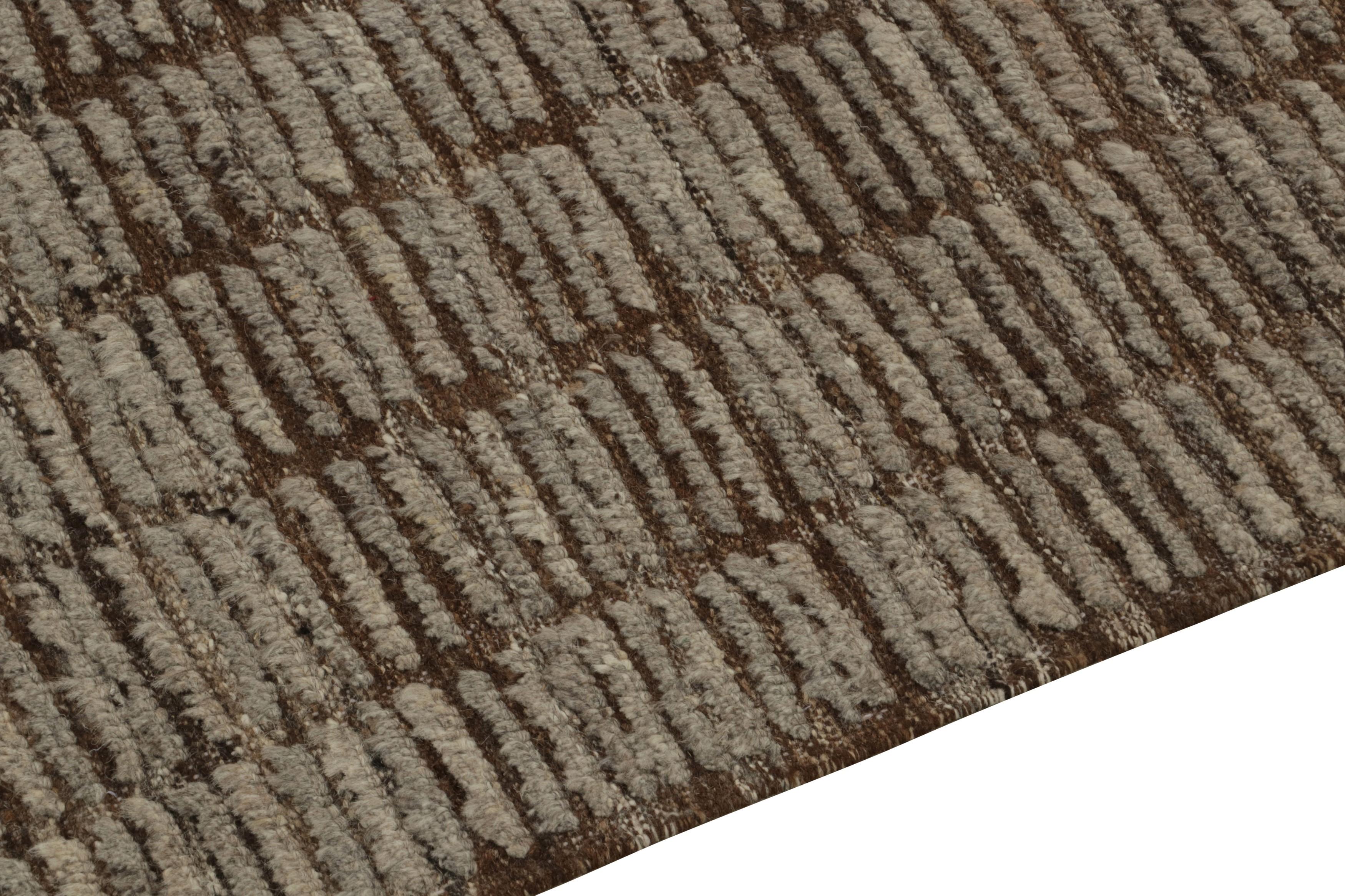 Tapis & Kilim's Moroccan Style Runner in Brown & Gray High-Low Striations (Tapis de course de style marocain à rayures marron et grises) Neuf - En vente à Long Island City, NY