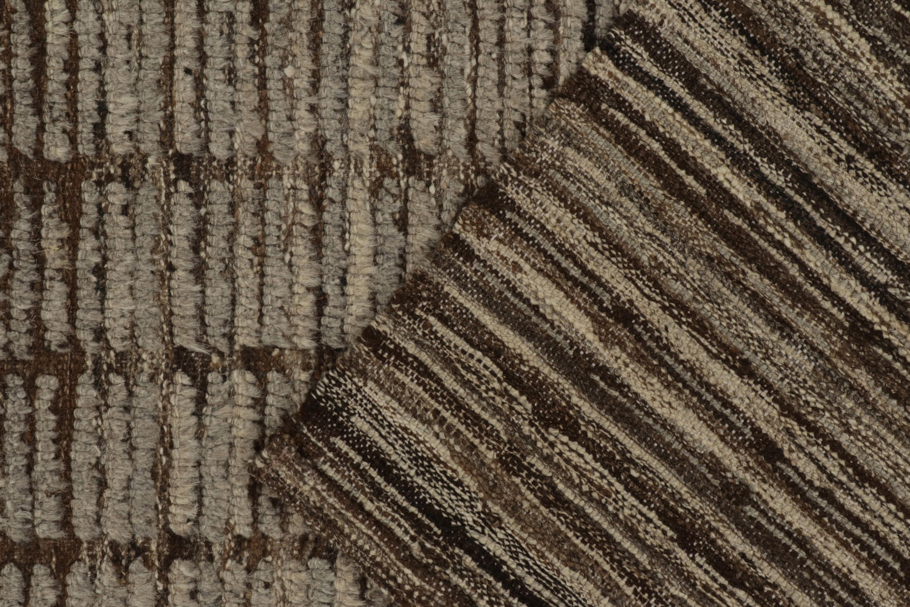 XXIe siècle et contemporain Tapis & Kilim's Moroccan Style Runner in Brown & Gray High-Low Striations (Tapis de course de style marocain à rayures marron et grises) en vente