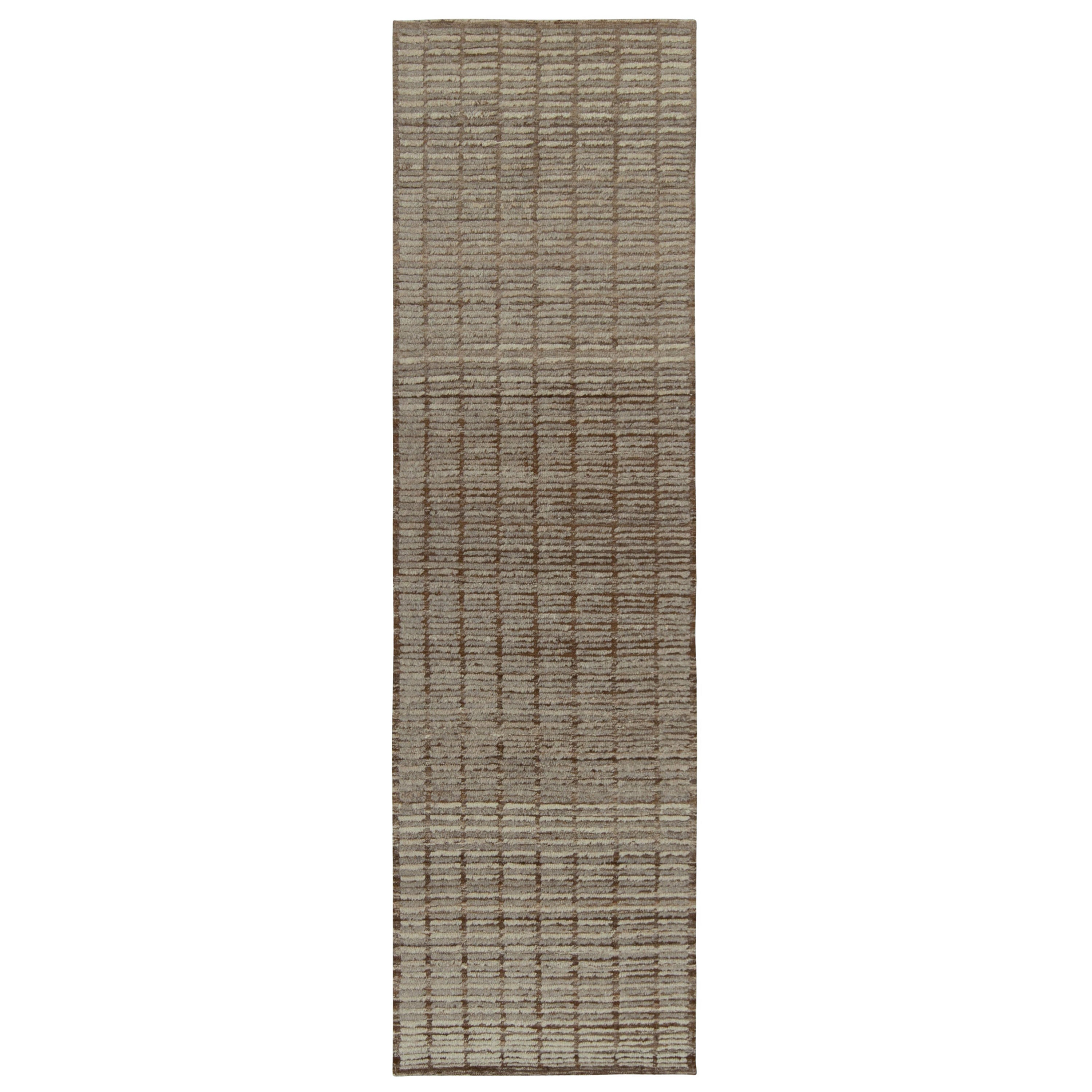 Runner in stile marocchino di Rug & Kilim con striature alte e basse marroni e grigie in vendita