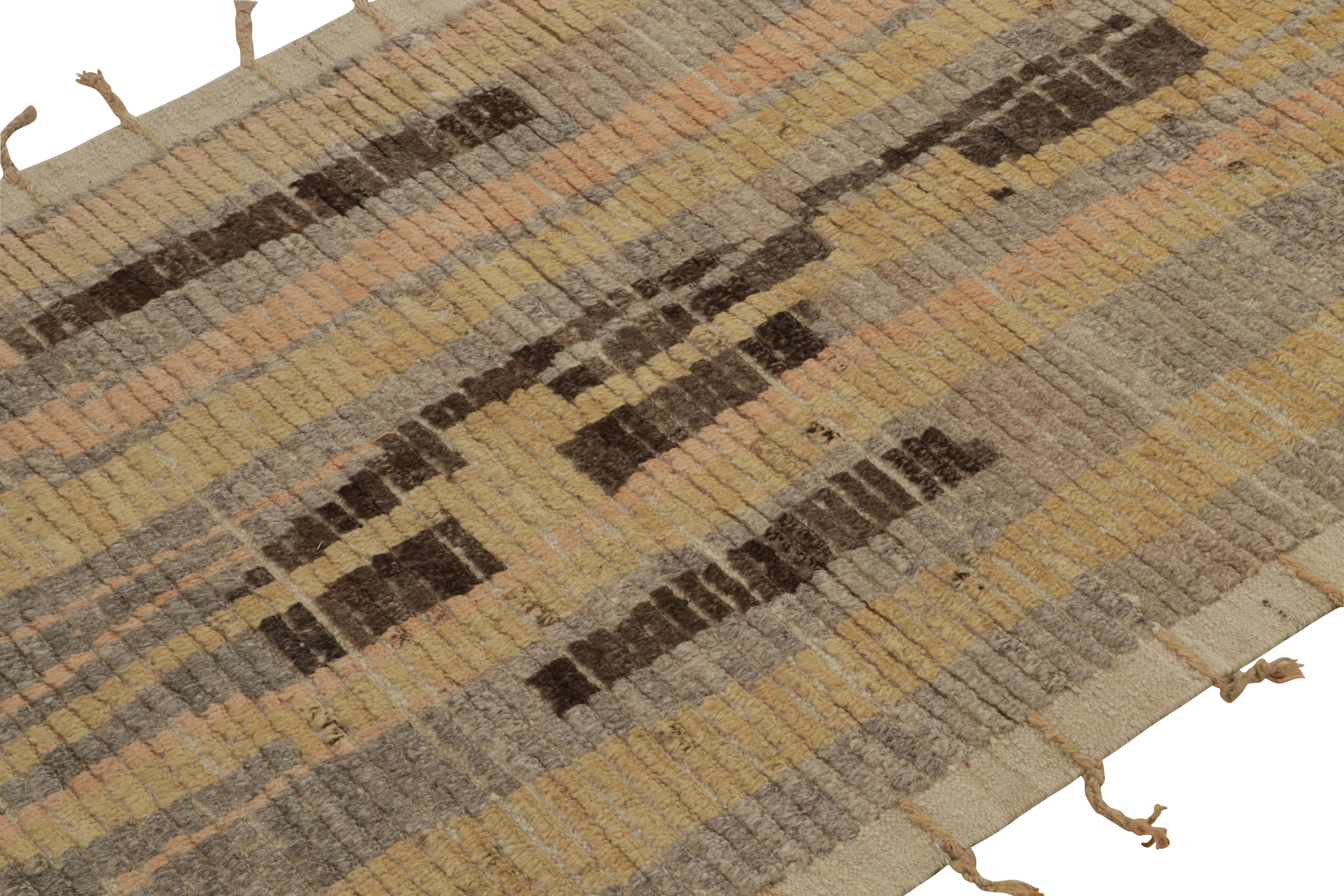 Rug & Kilims Läufer im marokkanischen Stil mit Stammesmuster in Grau, Gold und Pfirsich (Afghanisch) im Angebot