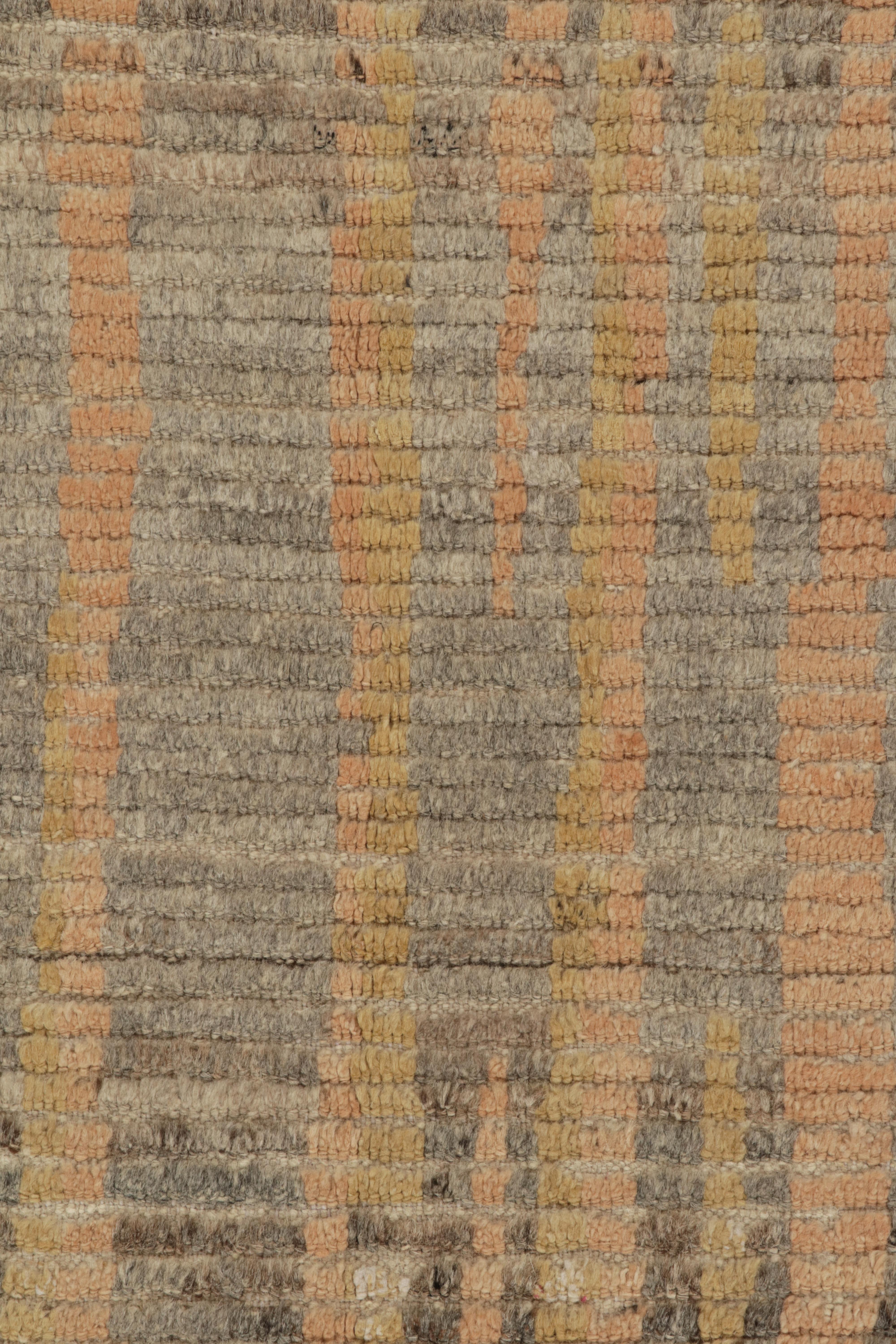 Rug & Kilims Läufer im marokkanischen Stil mit Stammesmuster in Grau, Gold und Pfirsich (Handgeknüpft) im Angebot