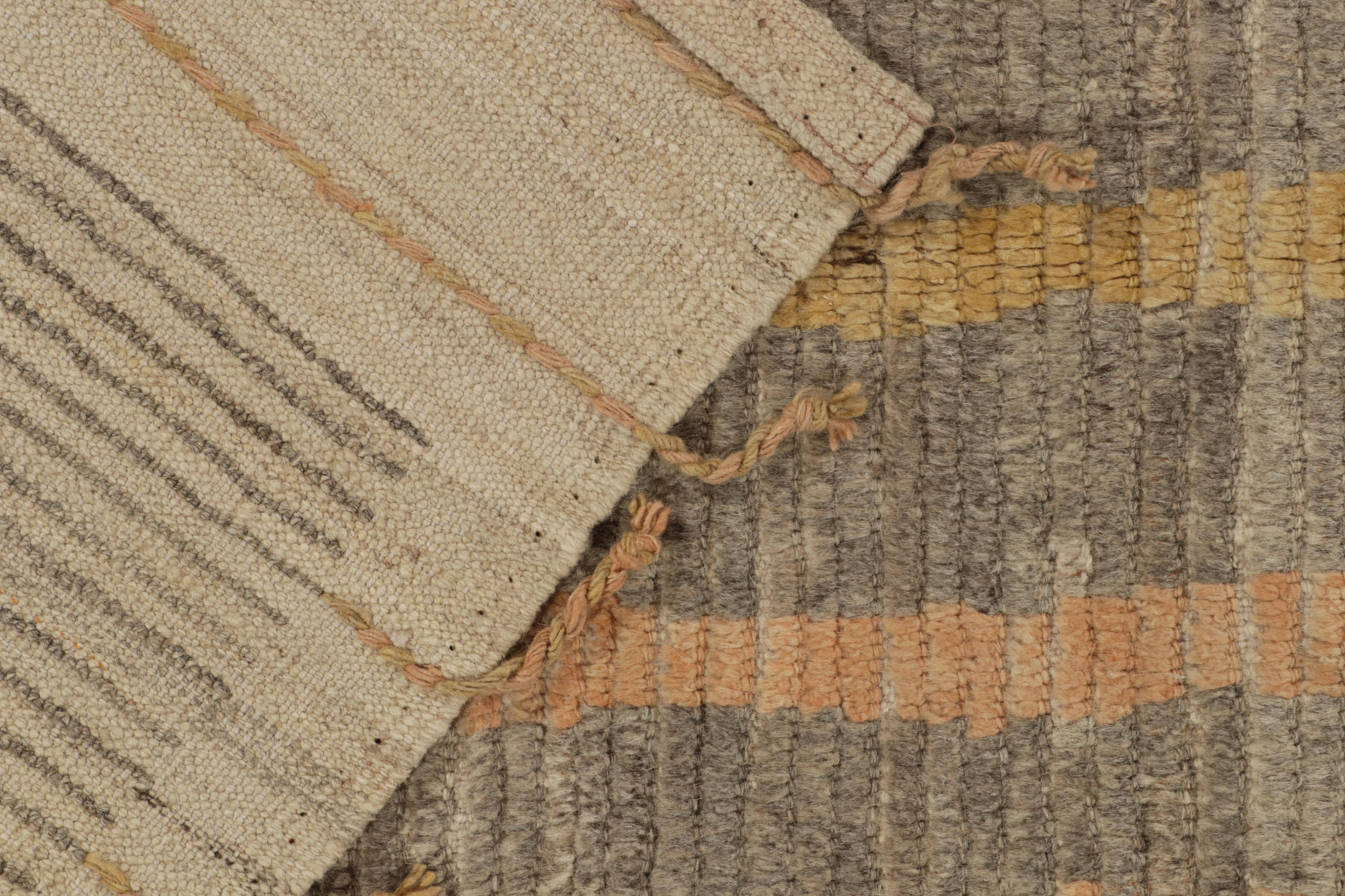 Rug & Kilims Läufer im marokkanischen Stil mit Stammesmuster in Grau, Gold und Pfirsich im Zustand „Neu“ im Angebot in Long Island City, NY