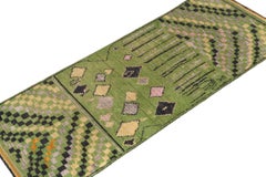 Traves de Mesa de Estilo Marroquí Rug & Kilim en Verde con Motivos Tribales Policromáticos