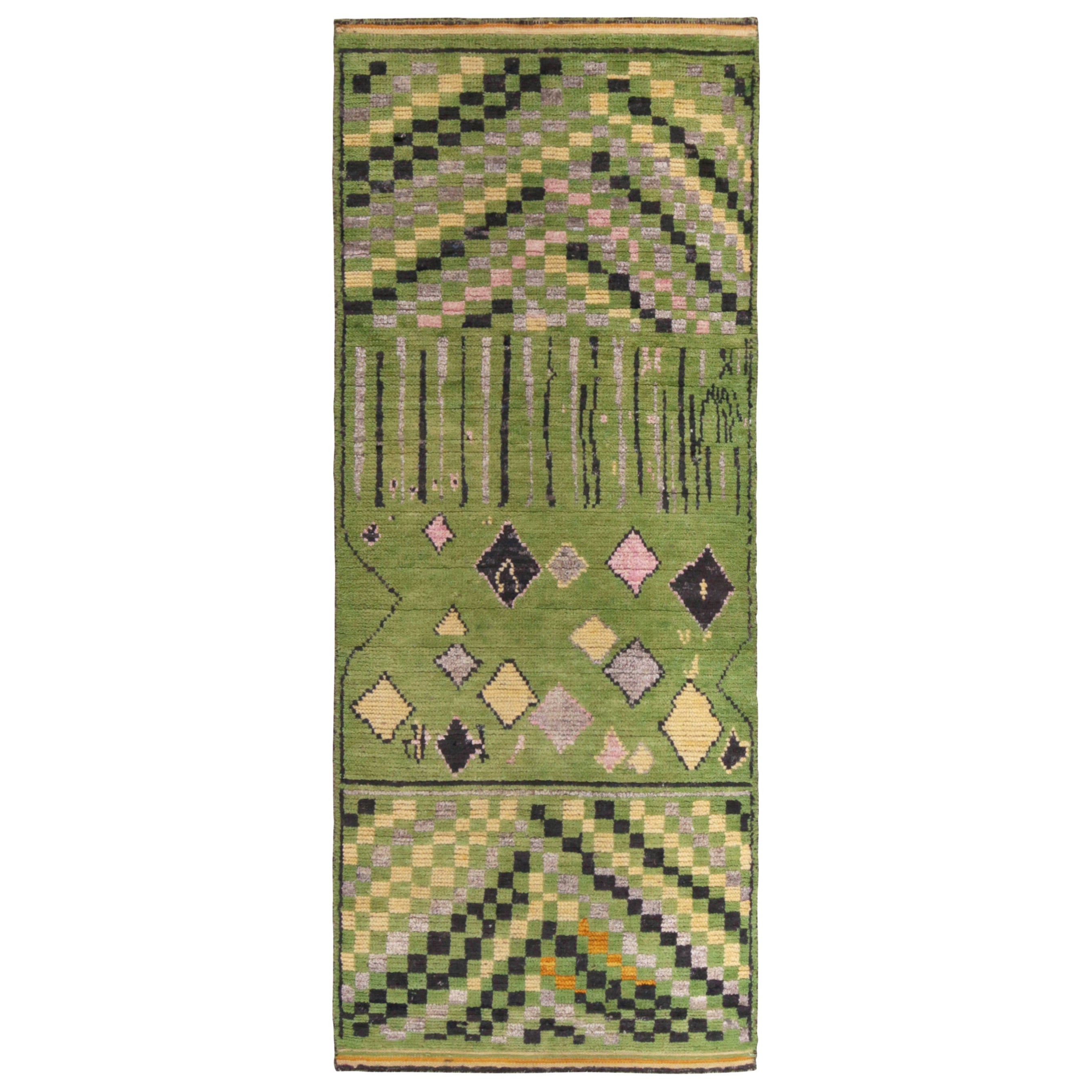 Tapis de course de style marocain de Rug & Kilim en vert avec motifs tribaux polychromes