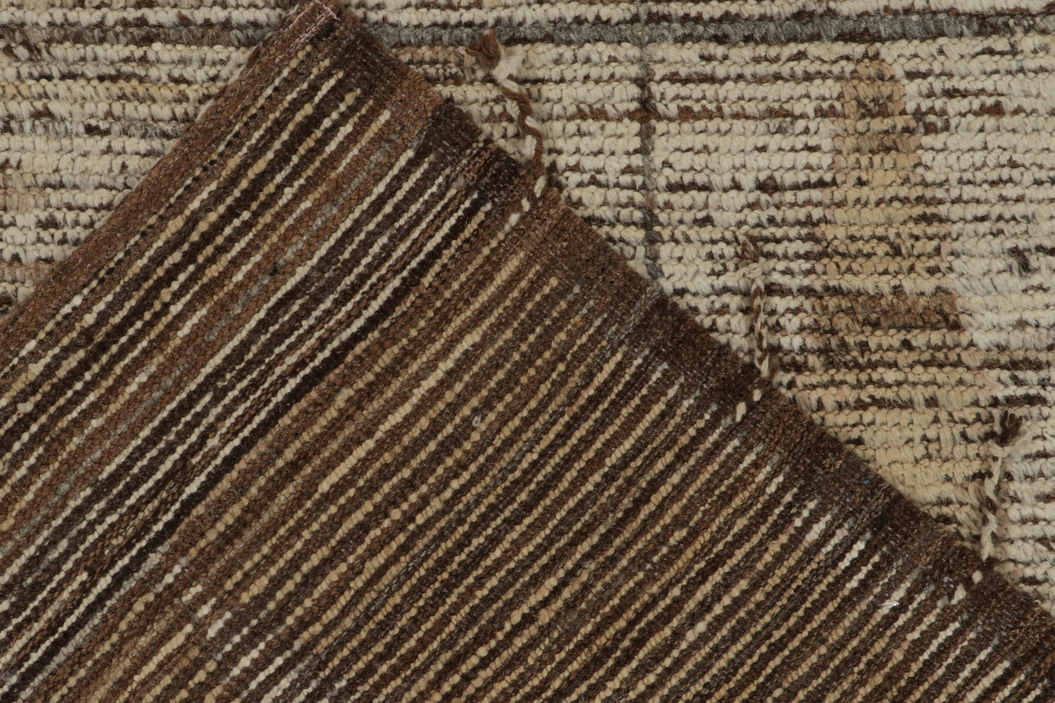XXI secolo e contemporaneo Runner in stile marocchino di Rug & Kilim con motivo tribale bianco, beige e marrone in vendita