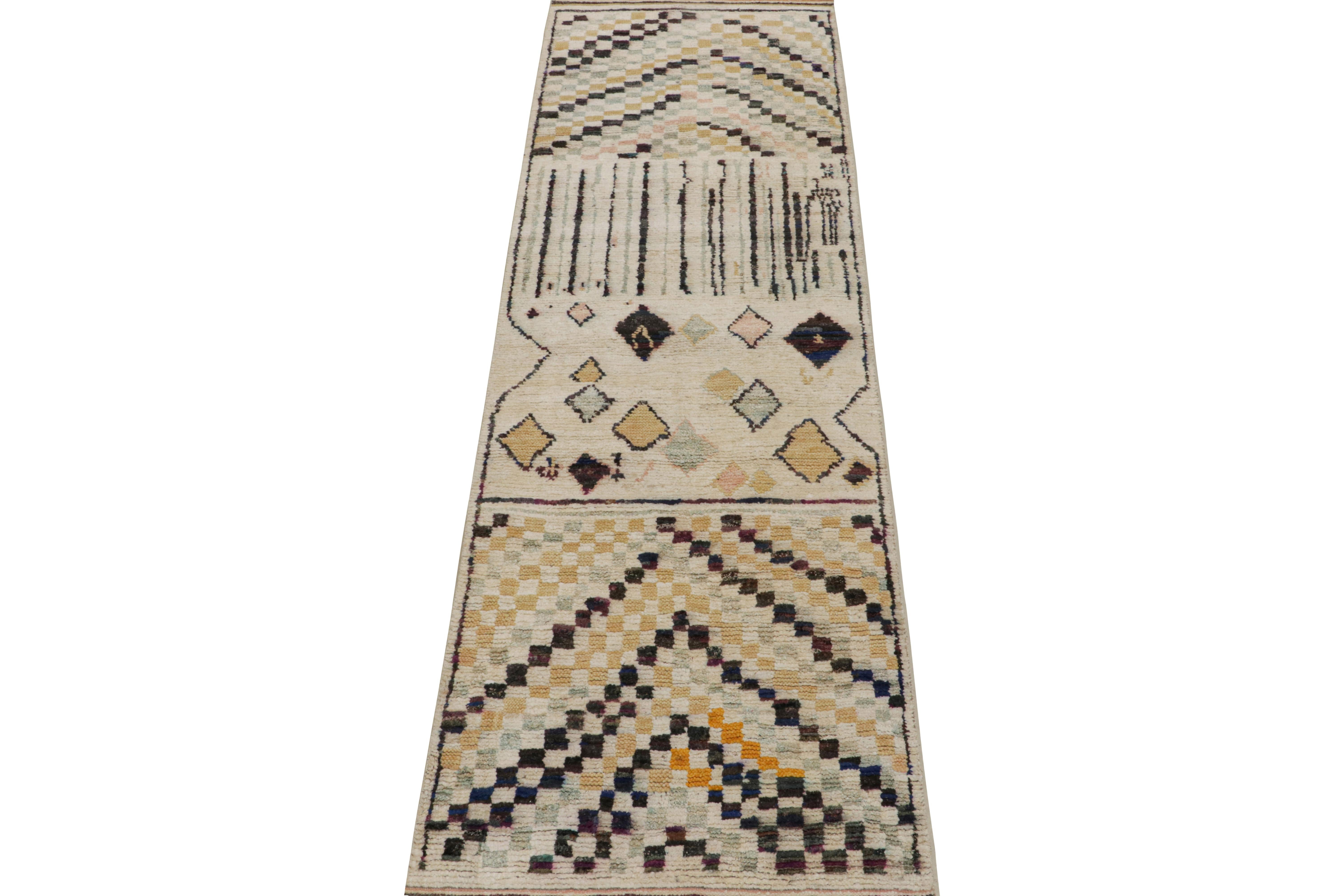 Tribal Tapis de course de style marocain de Rug & Kilim à motifs géométriques beiges et multicolores en vente