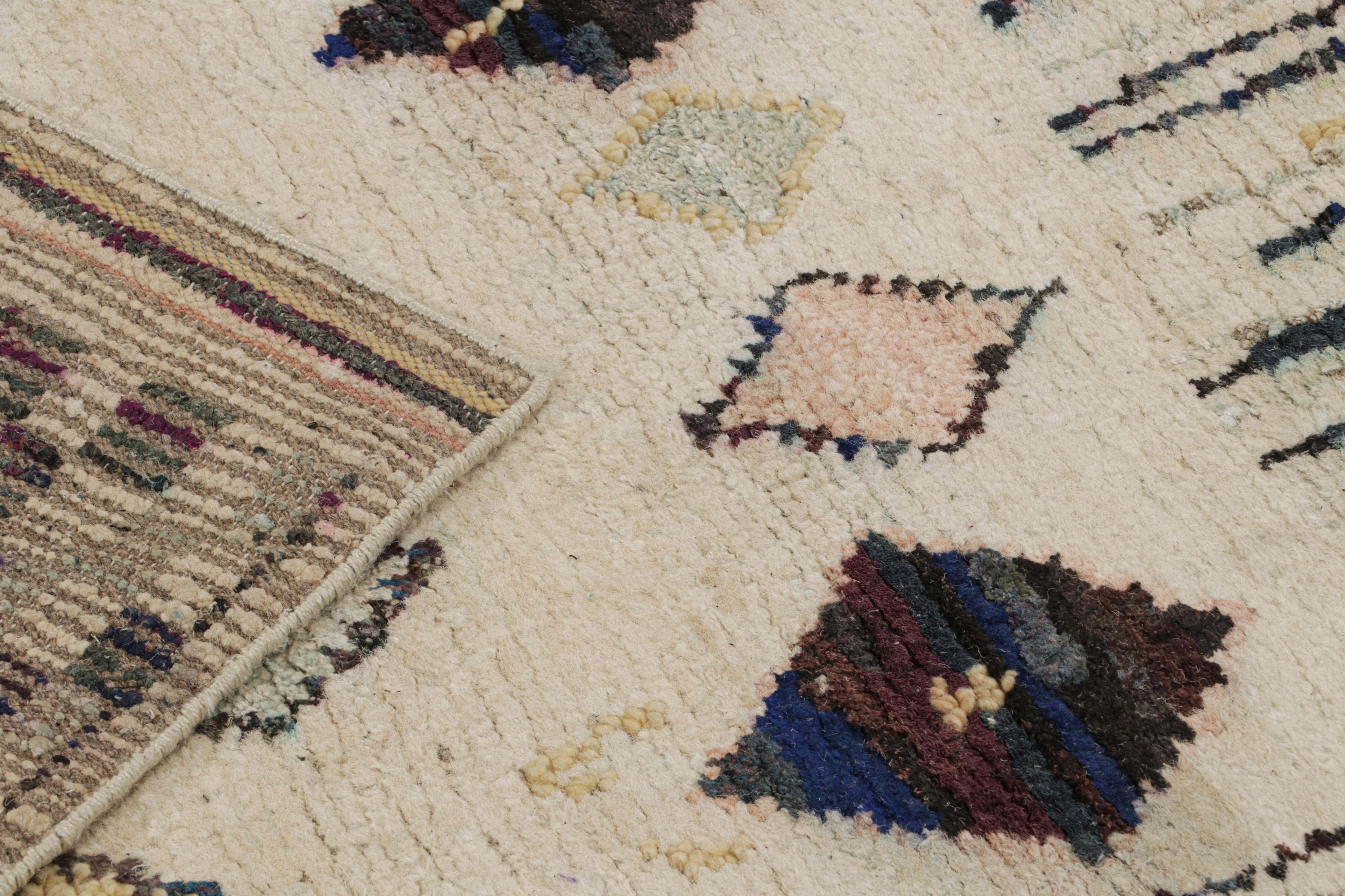 XXIe siècle et contemporain Tapis de course de style marocain de Rug & Kilim à motifs géométriques beiges et multicolores en vente