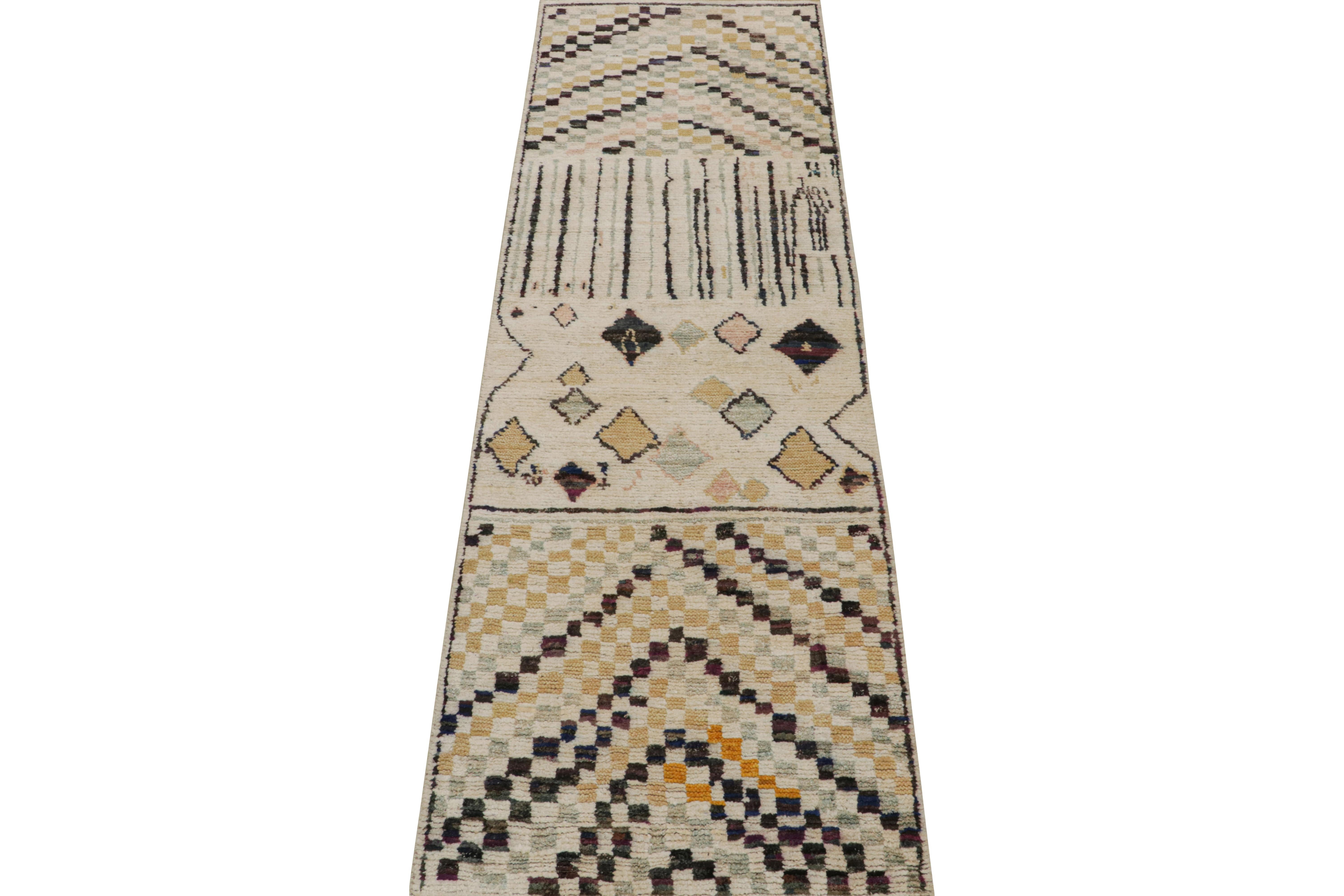 Tribal Tapis de course beige à motifs géométriques colorés de Rug & Kilim, style marocain en vente