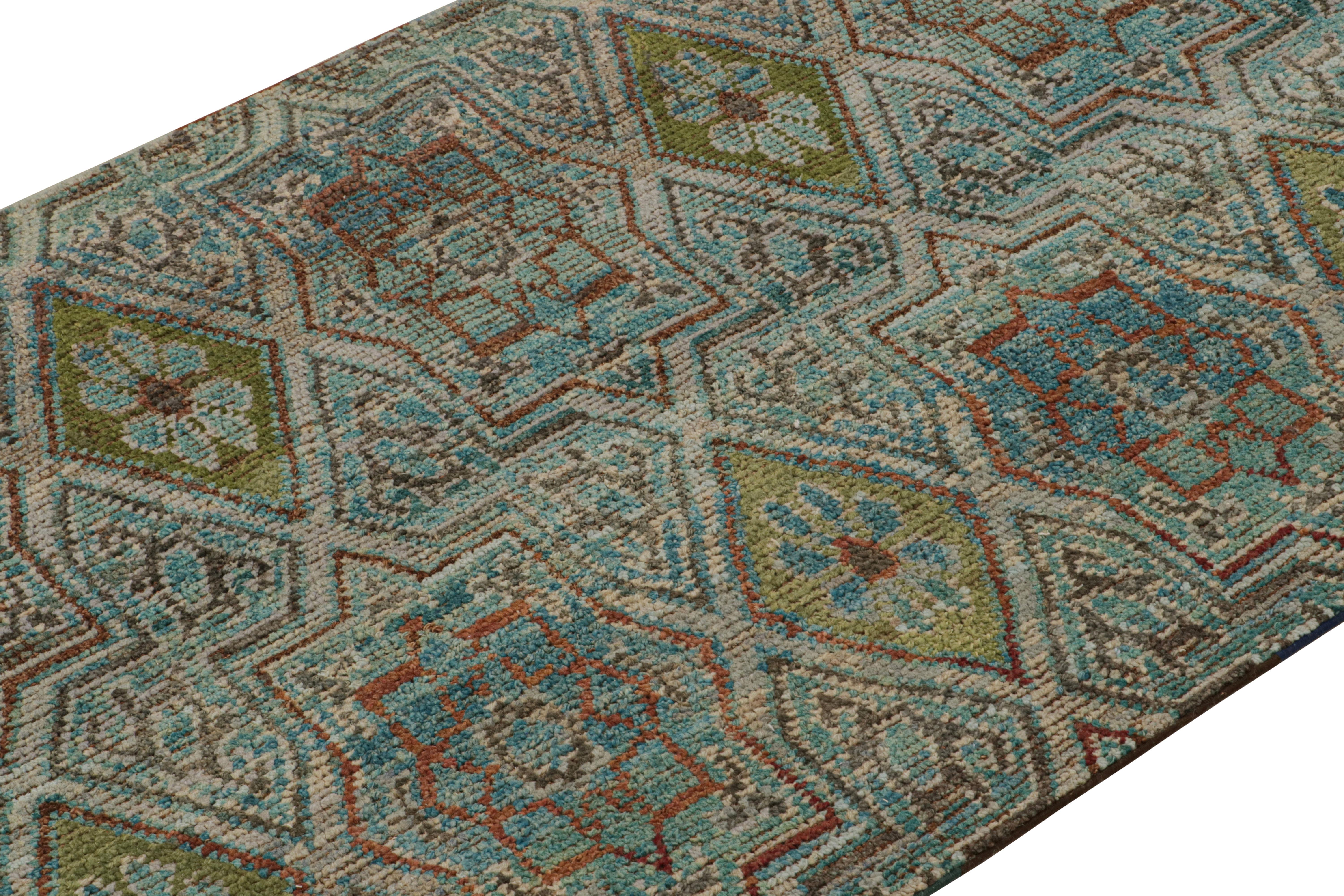 Noué à la main Tapis de course de style marocain à motifs géométriques verts et bleus de Rug & Kilim en vente