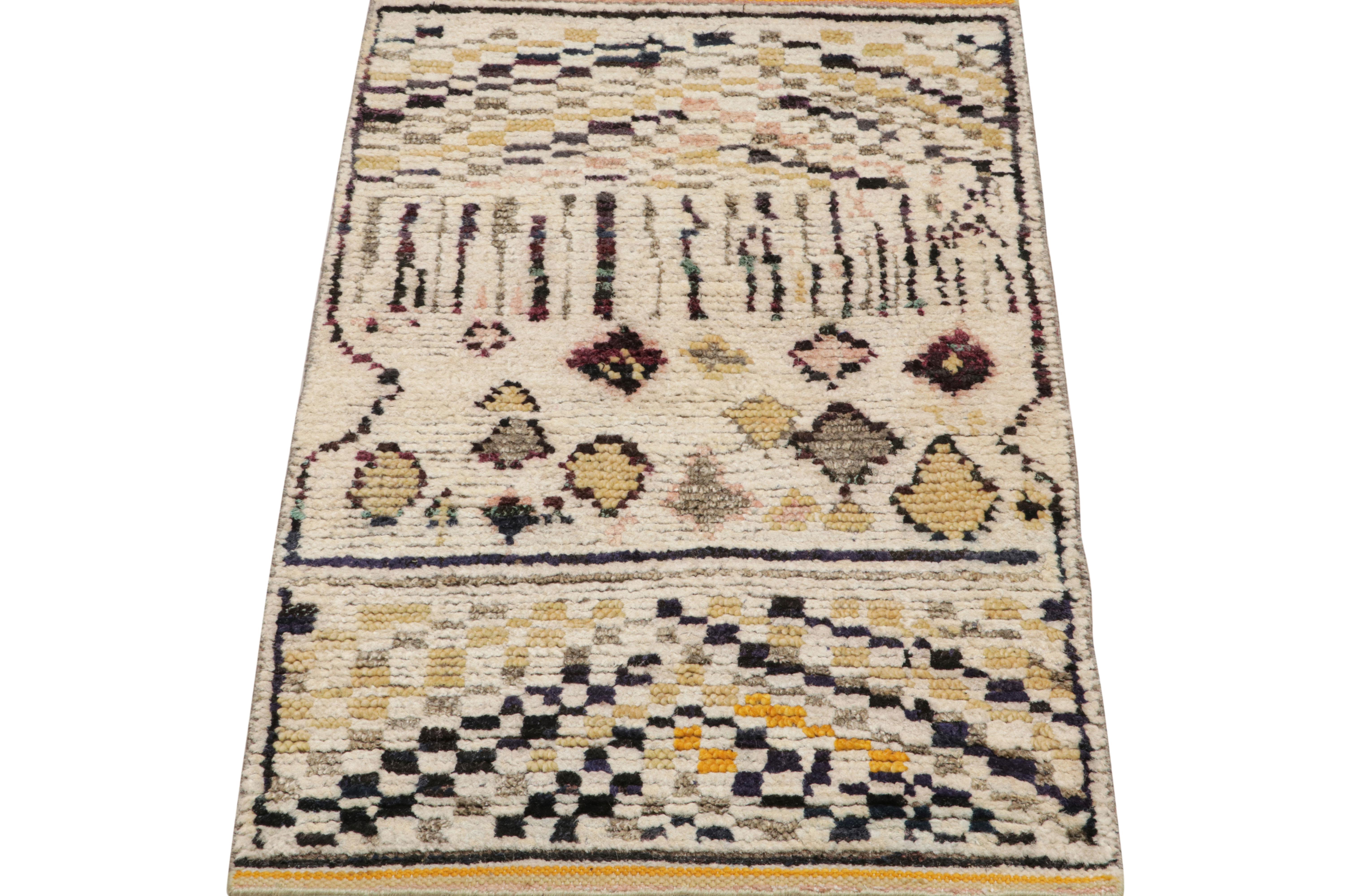 Noué à la main en laine et en soie, ce tapis marocain 2x3 présente une texture nervurée inspirée de pièces de style boucherouite et de textiles similaires dans le style tribal berbère primitiviste.

Sur le Design : 

Les connaisseurs peuvent admirer