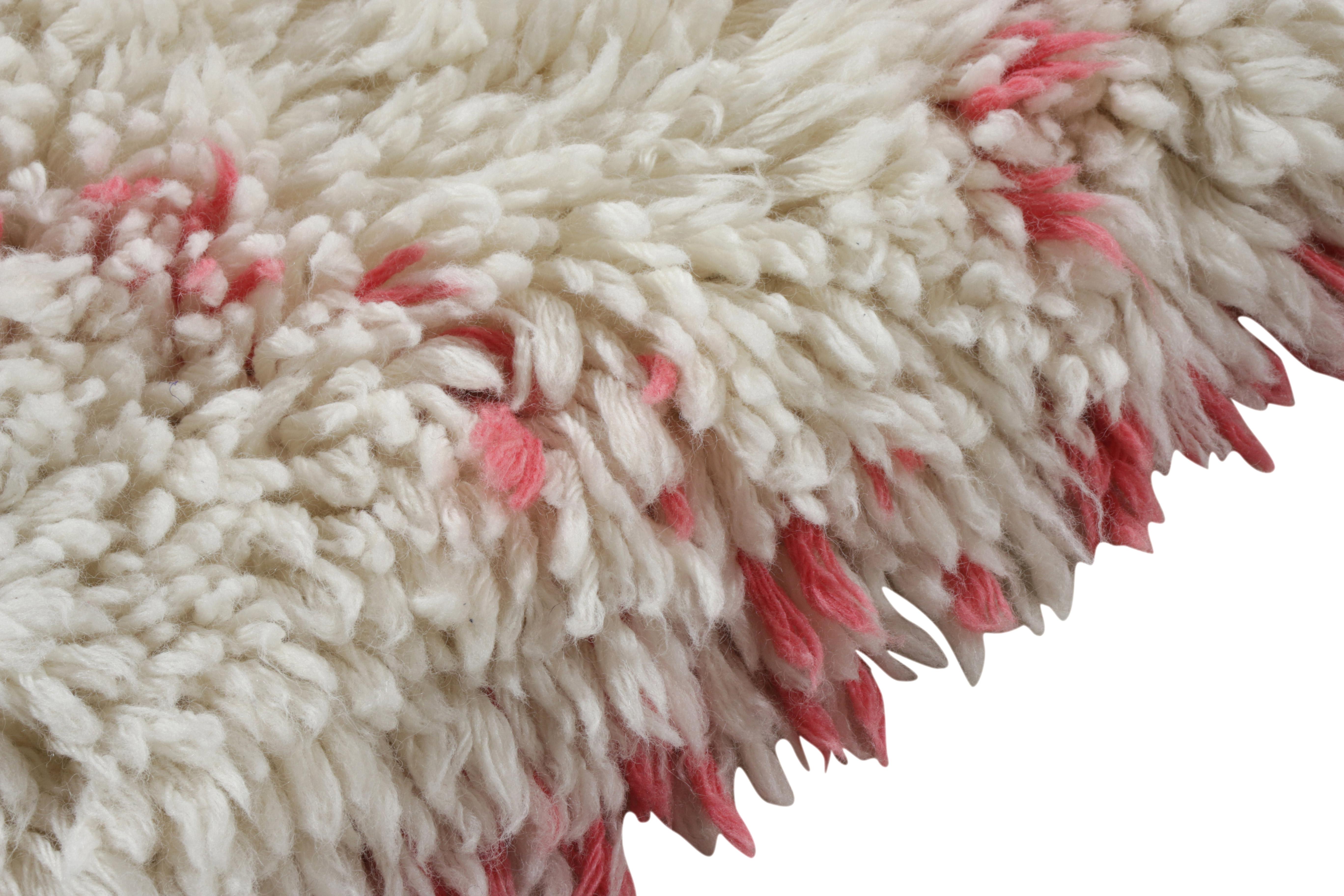 Indien Tapis et tapis Kilims de style marocain à poils longs, motif géométrique blanc et rouge en vente