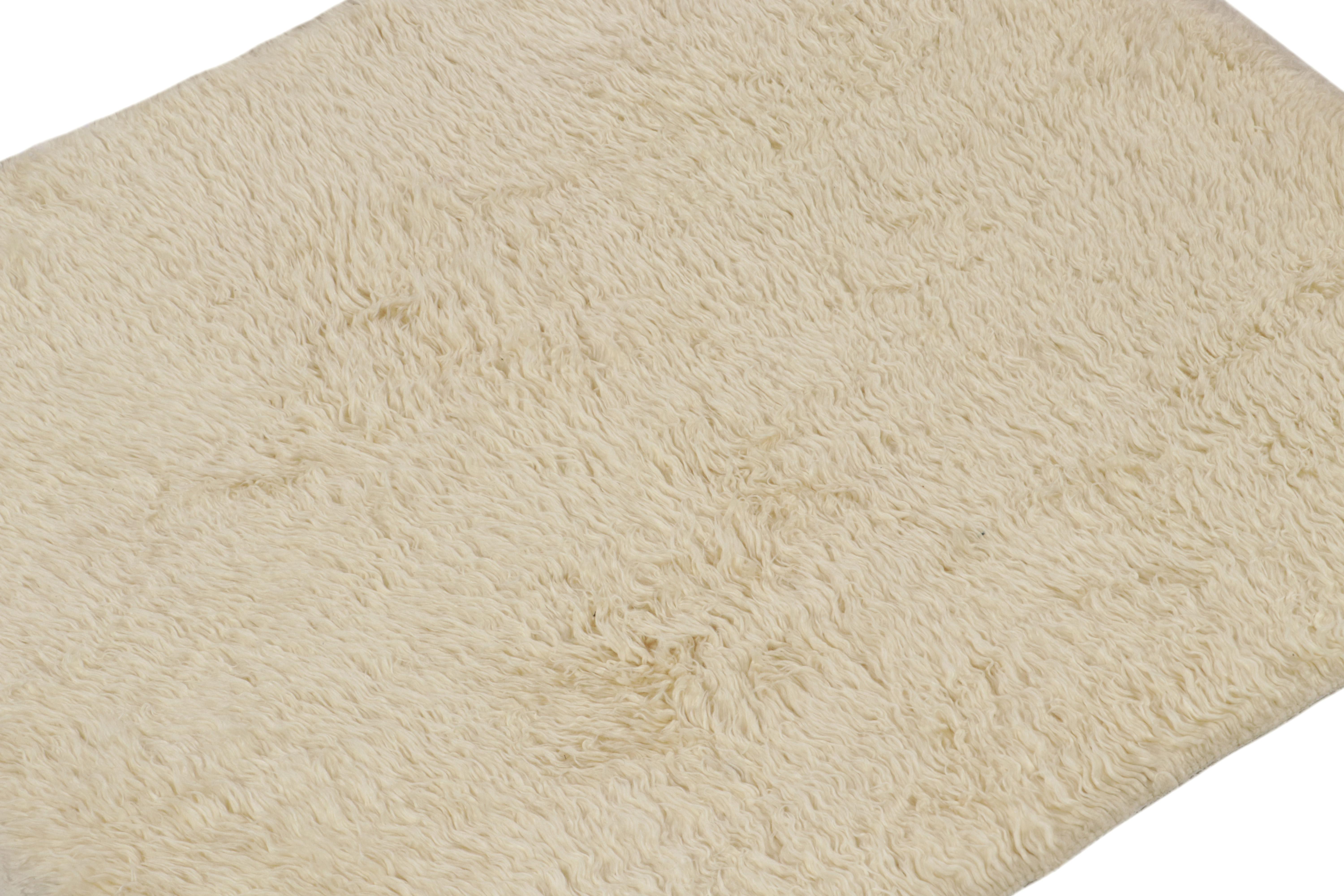Turc Rug & Kilim's Moroccan Style Shag Rug in Creamy High-Pile en vente