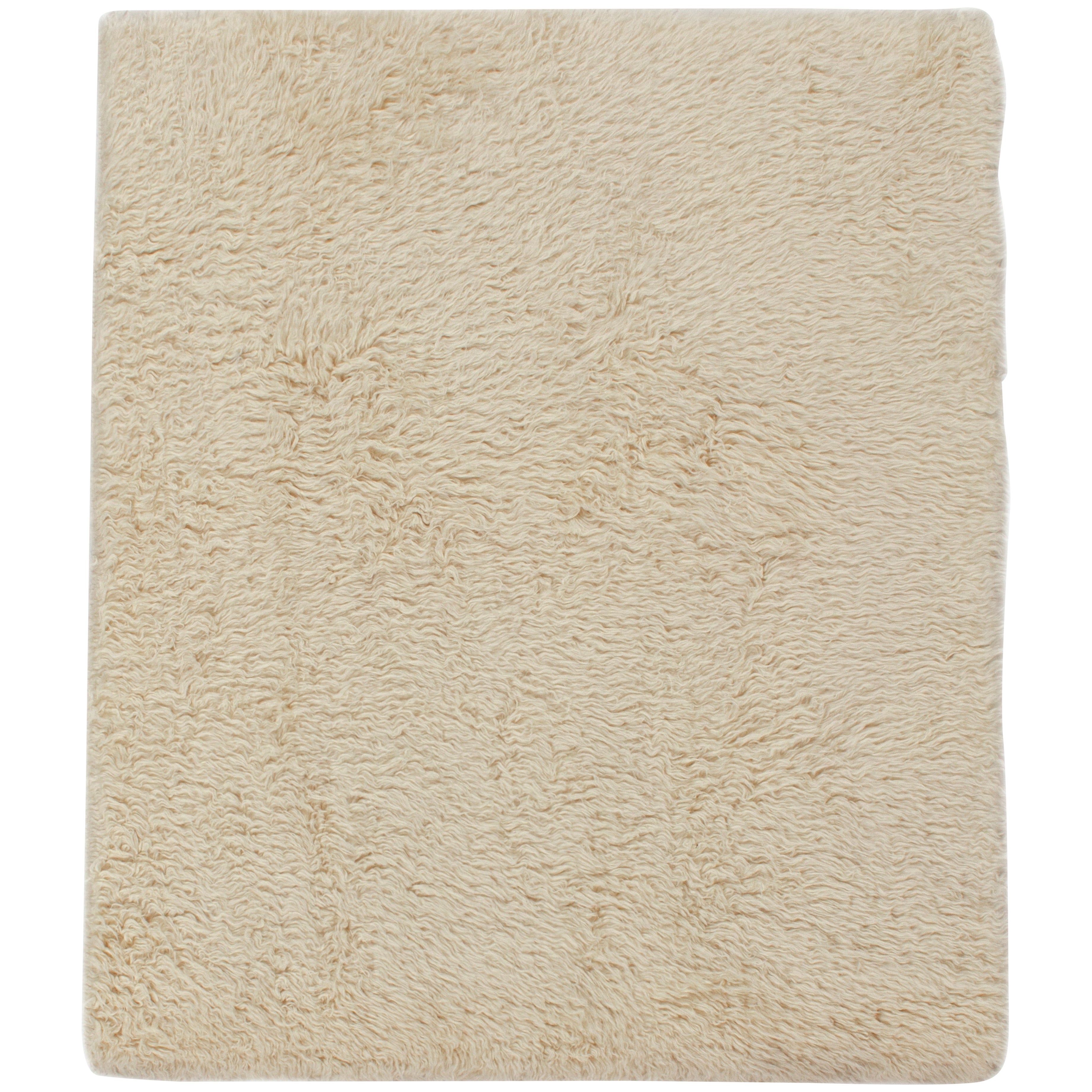 Rug & Kilim è un tappeto shag in stile marocchino a pelo alto color crema. in vendita