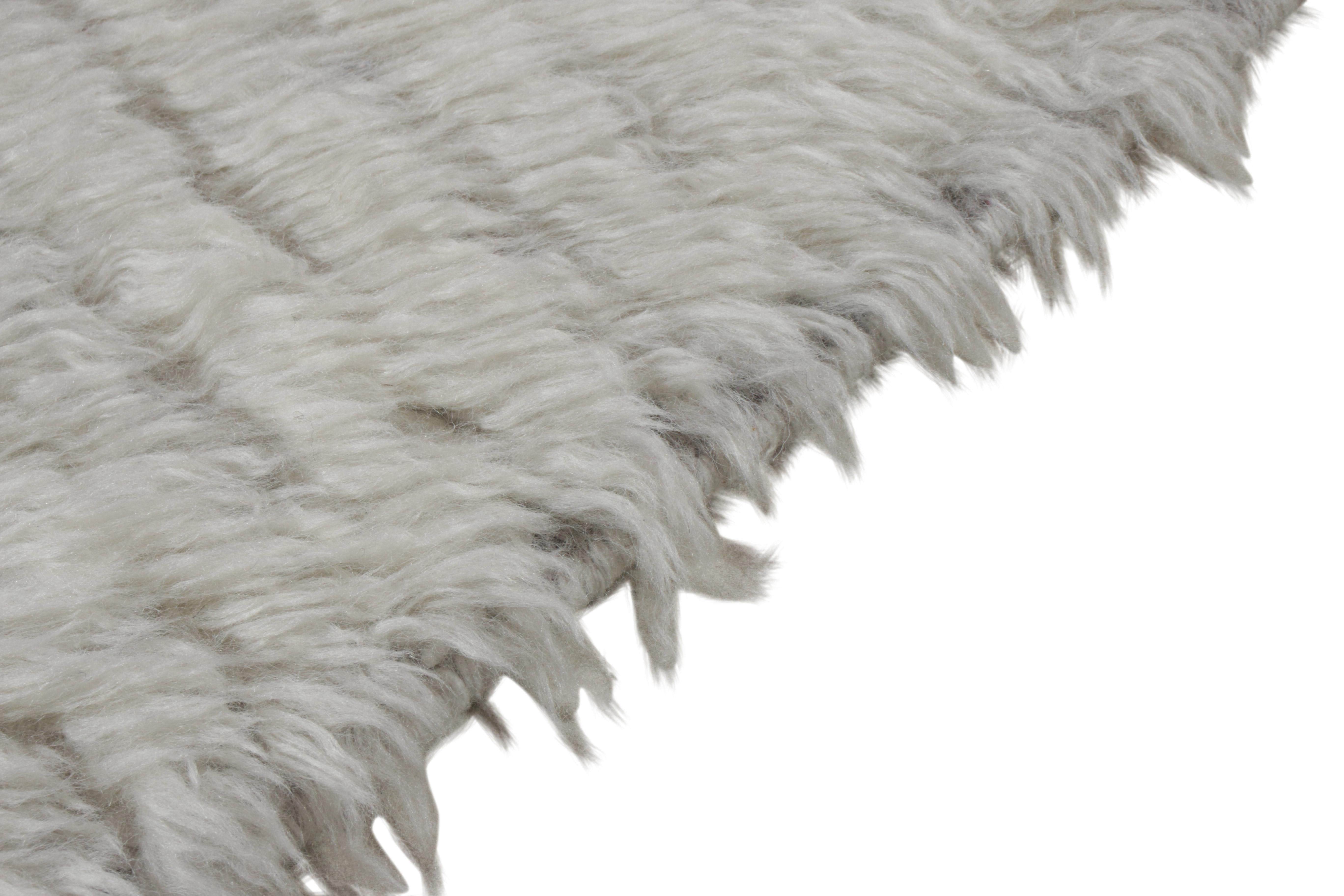 Indiano Rug & Kilim, Tappeto Shag in stile marocchino in tinta unita grigio-bianco, a pelo alto in vendita