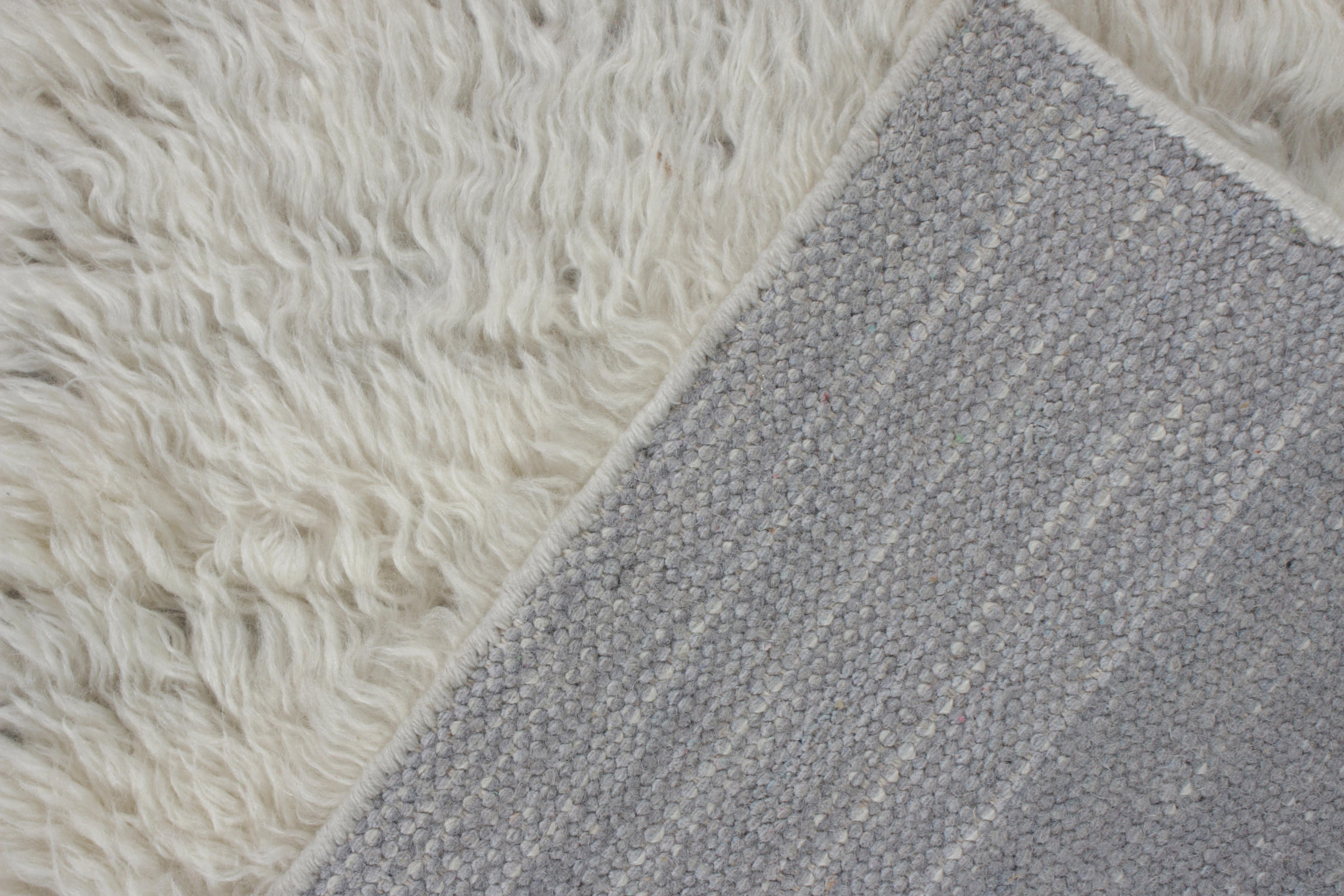 Rug & Kilim's marokkanischer Shag-Teppich in Grau-Weiß, Hochflor (Handgeknüpft) im Angebot