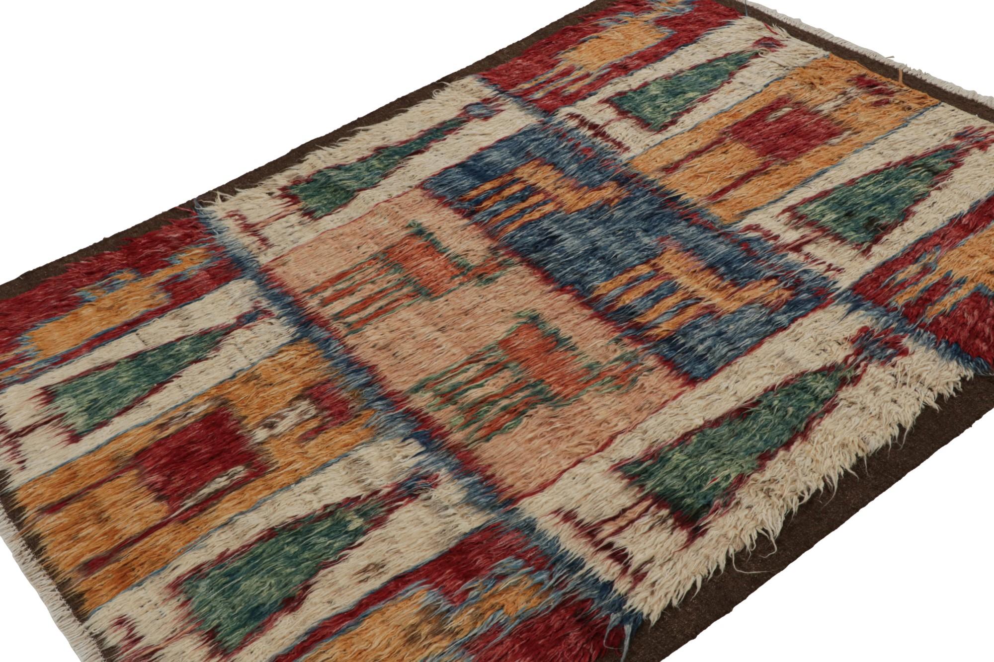 Annodato a mano in lana, questo tappeto marocchino 6x7 a tessitura piatta realizzato dai nostri partner in India, presenta raffigurazioni di animali ed esseri umani con un vivace gioco di colori nei toni del rosso, verde, oro e beige/marrone. 

Sul