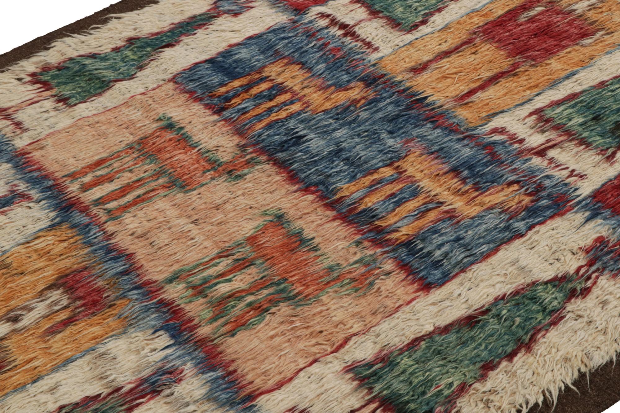 Indiano Rug & Kilim: Tappeto Shag in stile marocchino con immagini geometriche colorate in vendita