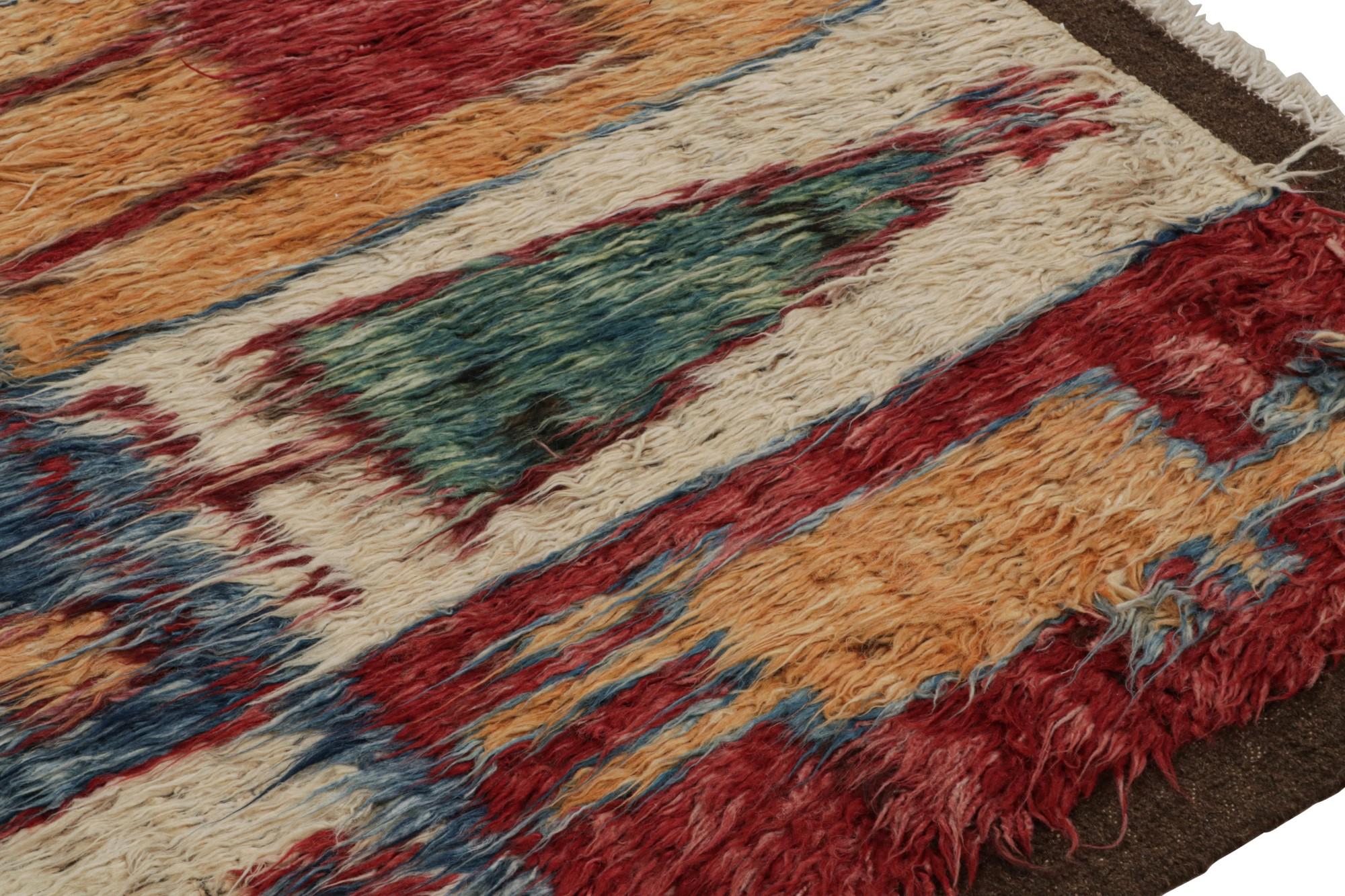Annodato a mano Rug & Kilim: Tappeto Shag in stile marocchino con immagini geometriche colorate in vendita