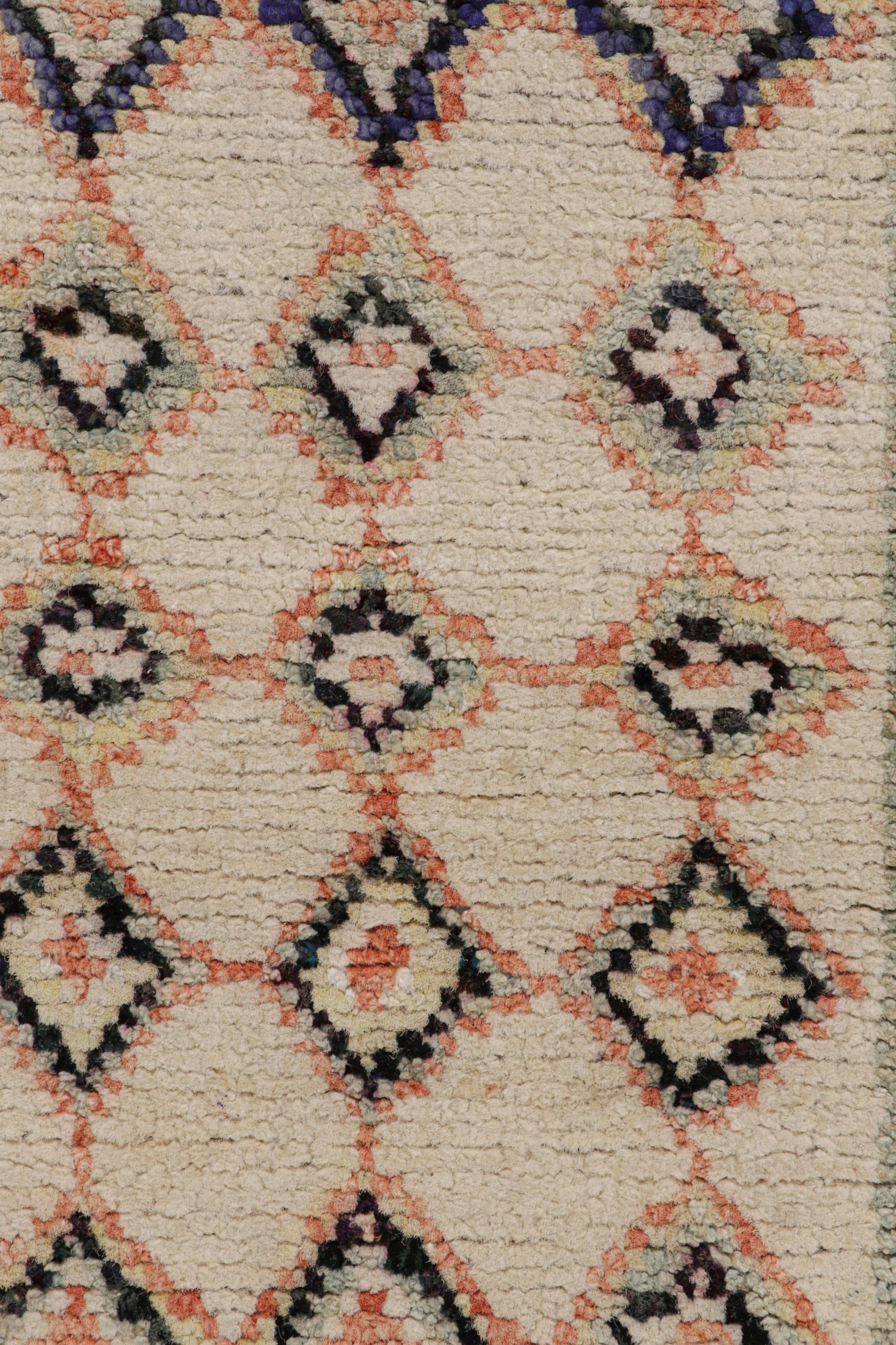 Alfombra cuadrada de estilo marroquí Rug & Kilim en blanco con estampado geométrico de colores Moderno en venta