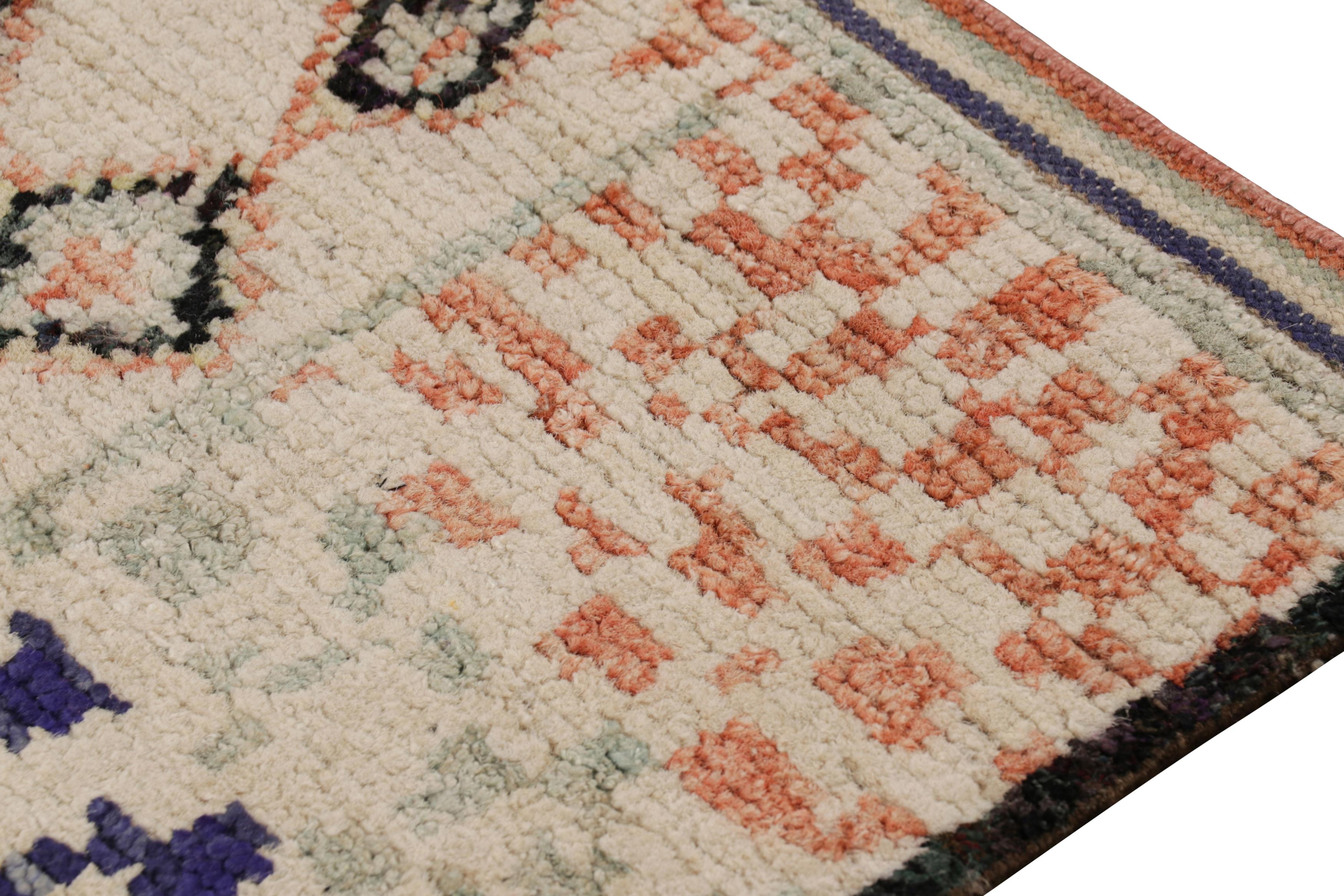 Alfombra cuadrada de estilo marroquí Rug & Kilim en blanco con estampado geométrico de colores en Nuevo estado para la venta en Long Island City, NY