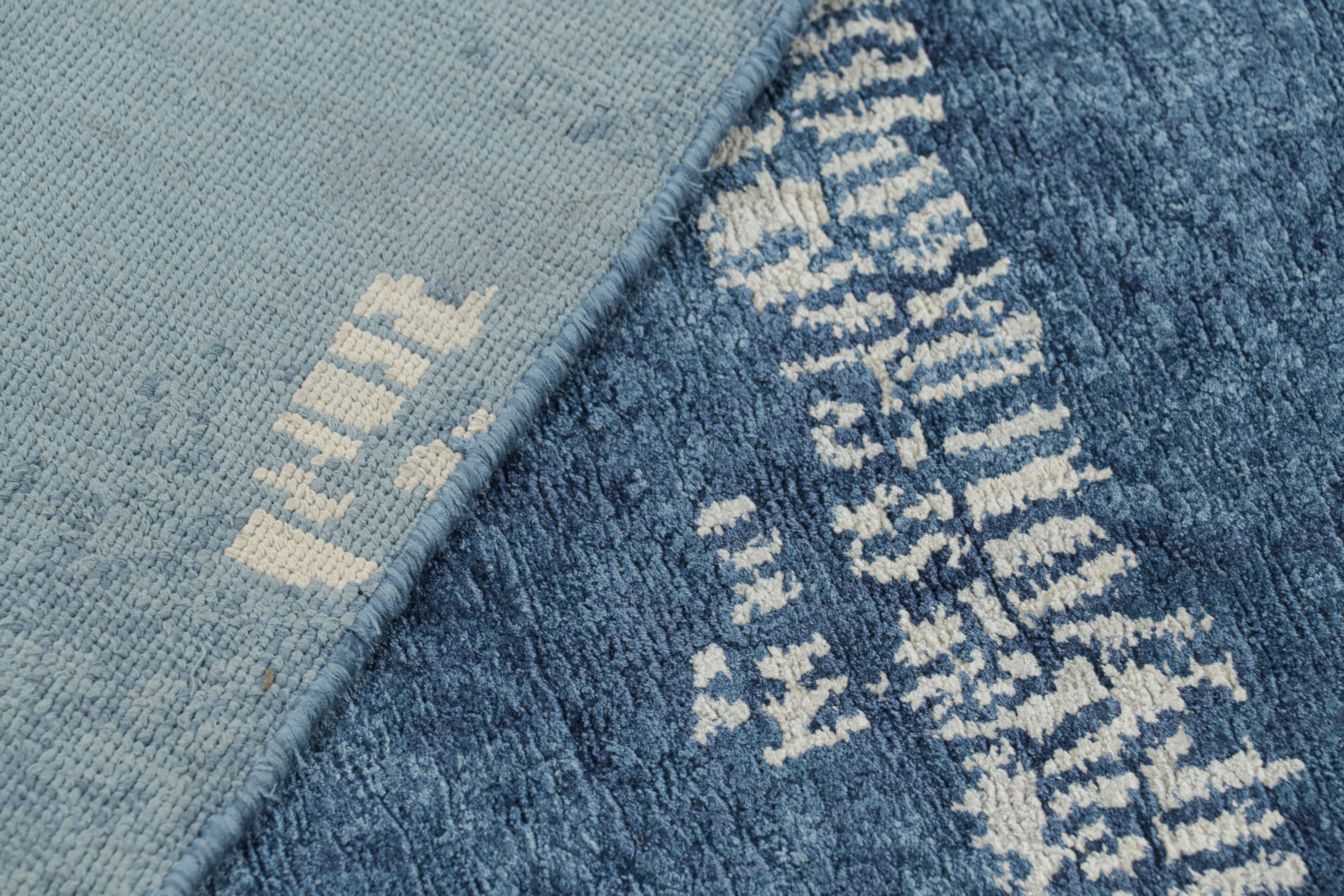 Rug & Kilims quadratischer Teppich im marokkanischen Stil in Weiß mit buntem, geometrischem Muster (Seide) im Angebot