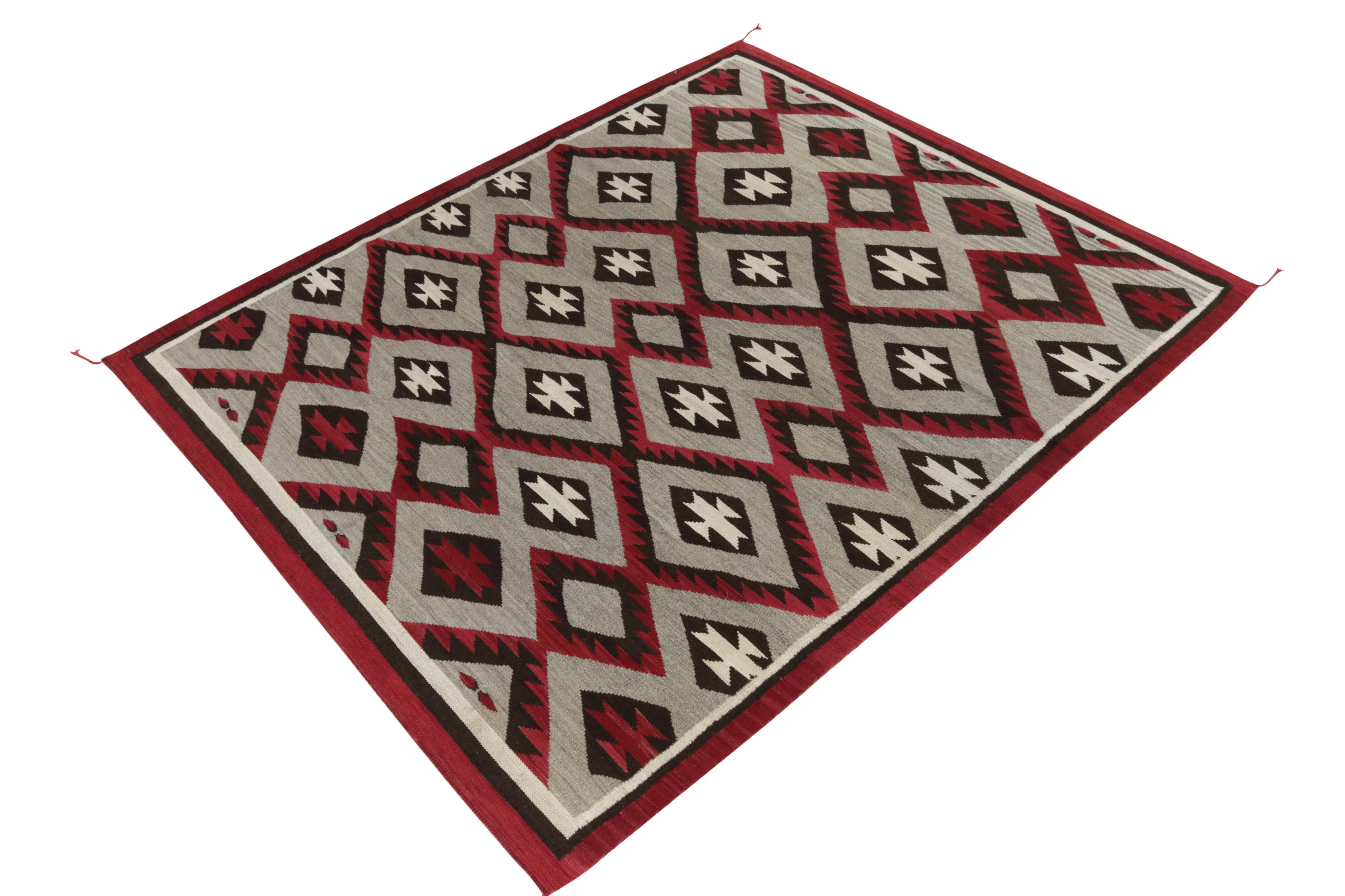 Tribal Rug & Kilim's Navajo Kilim Style Rug in Gray, Red and Brown Geometric Pattern (tapis de style Navajo Kilim à motifs géométriques gris, rouges et bruns) en vente