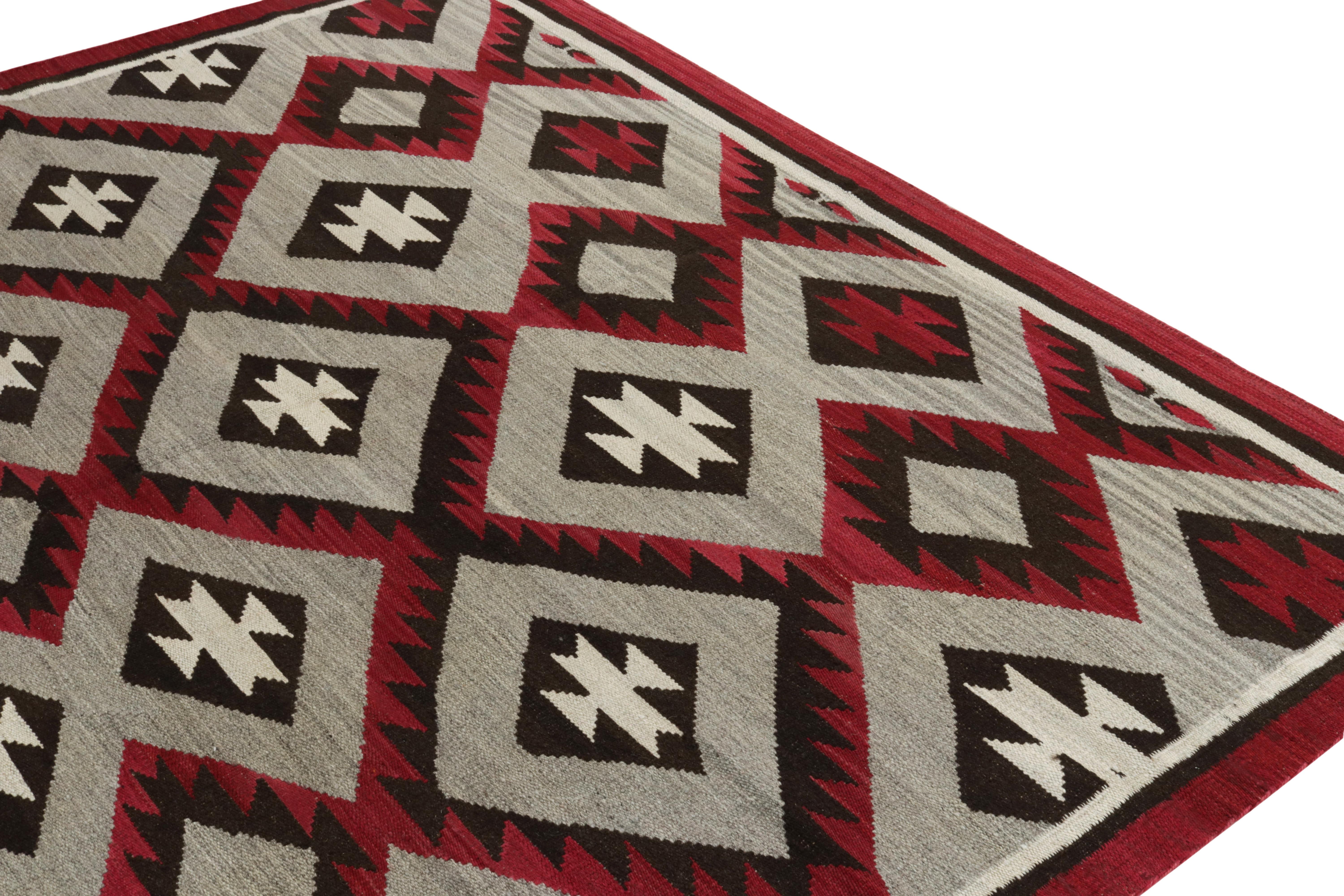 Alfombra estilo kilim navajo de Rug & Kilim con diseño geométrico gris, rojo y marrón Anudado a mano en venta
